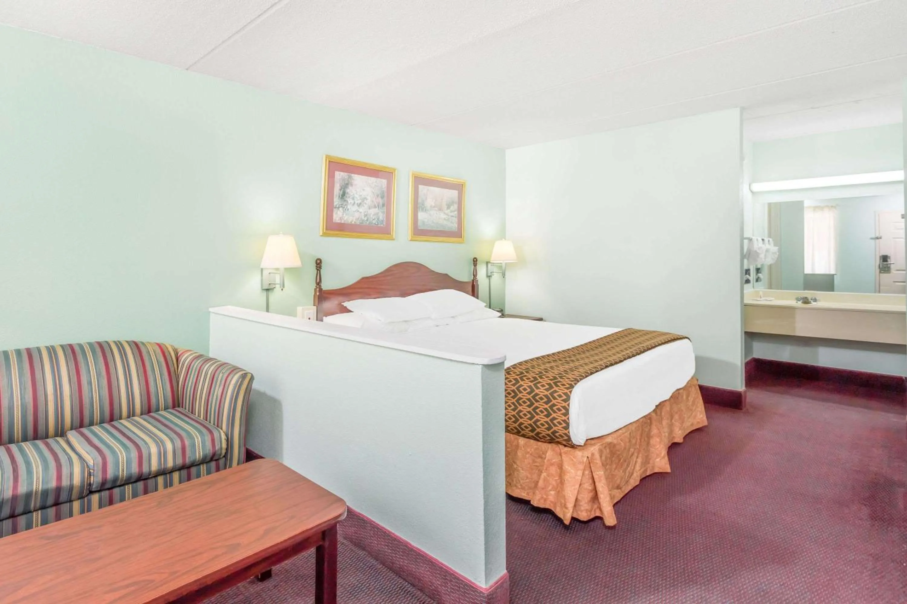 Photo of the whole room, Bed in Days Inn by Wyndham Lavonia