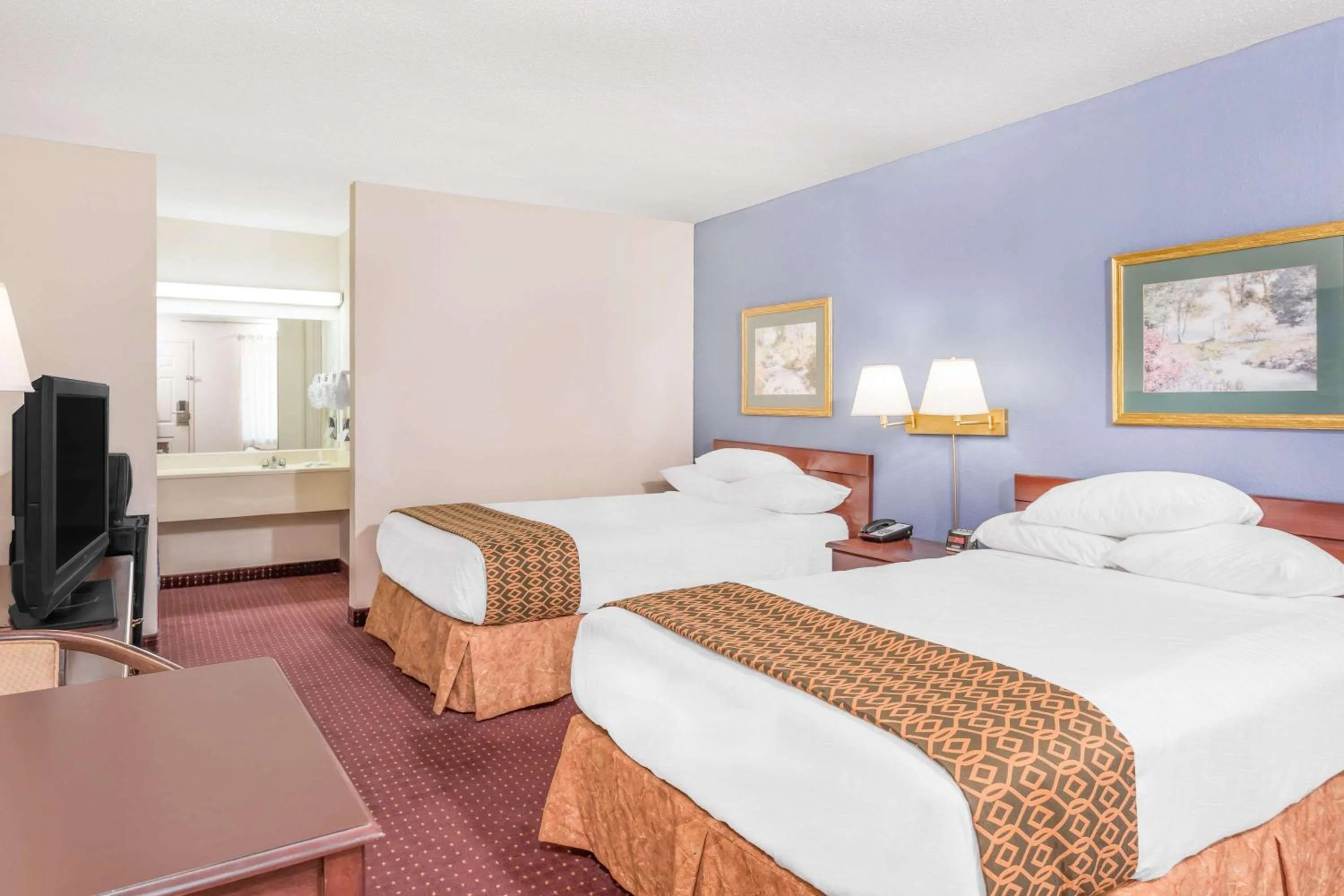 Photo of the whole room, Bed in Days Inn by Wyndham Lavonia