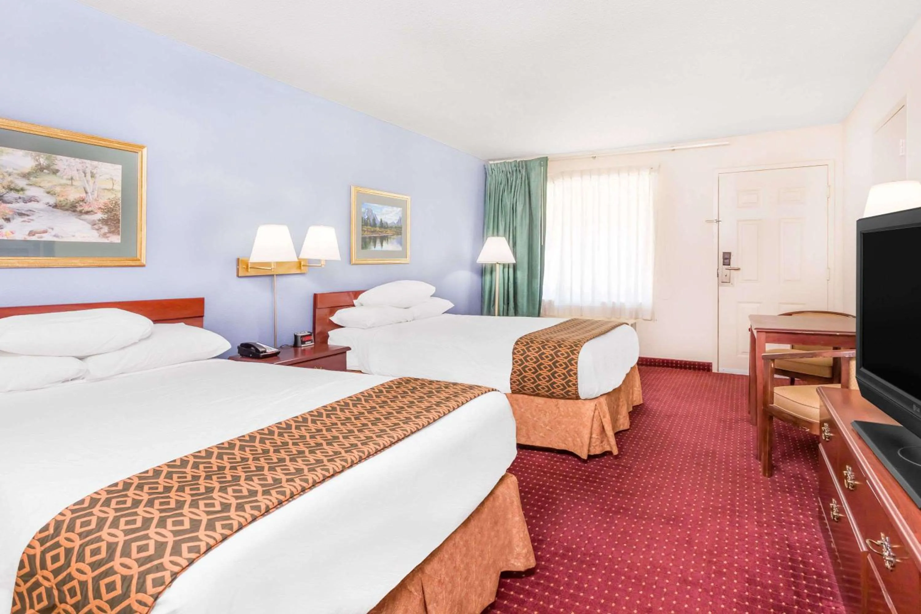 Photo of the whole room, Bed in Days Inn by Wyndham Lavonia