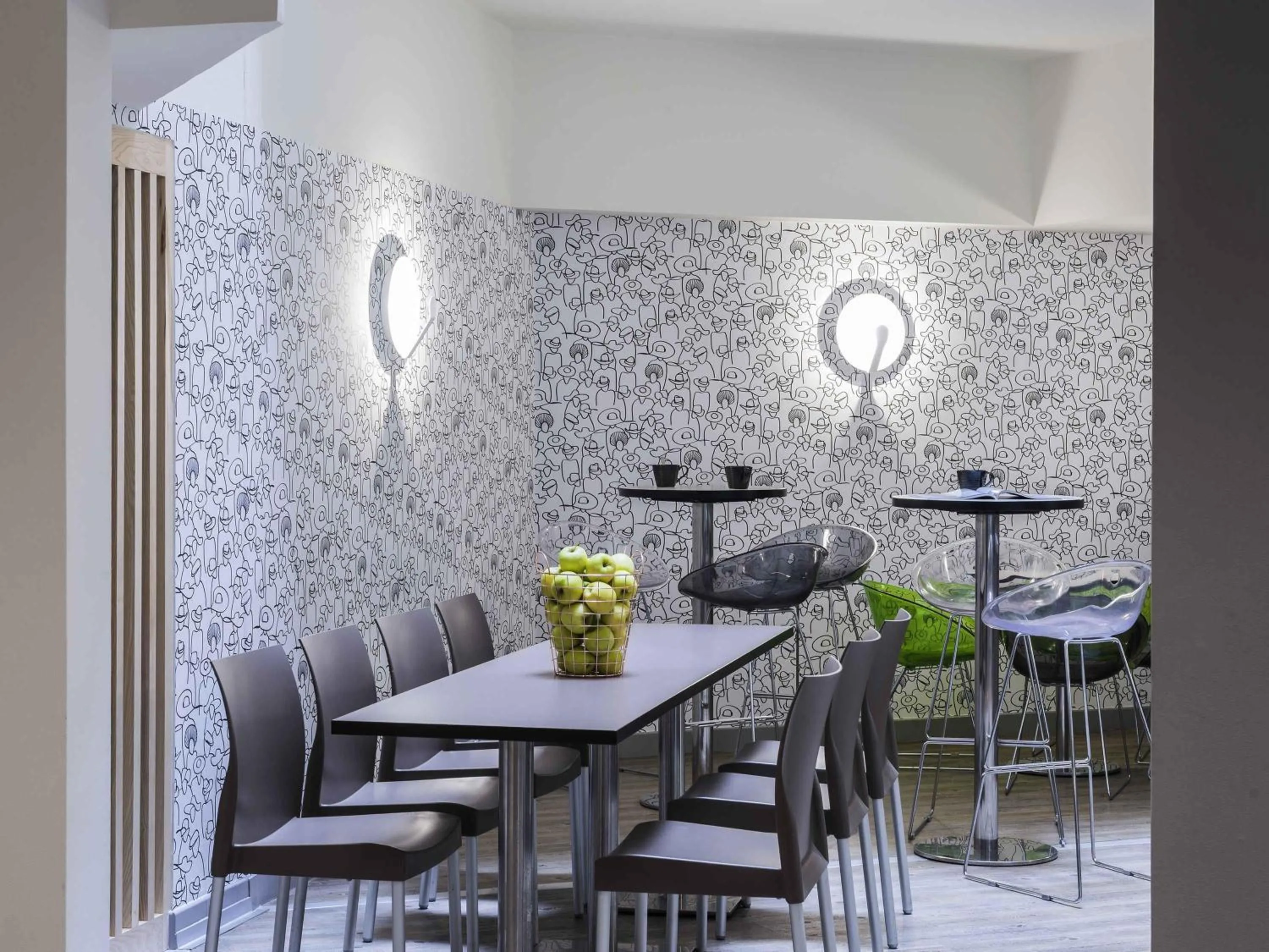 Lounge or bar in Ibis Styles Nice Centre Port