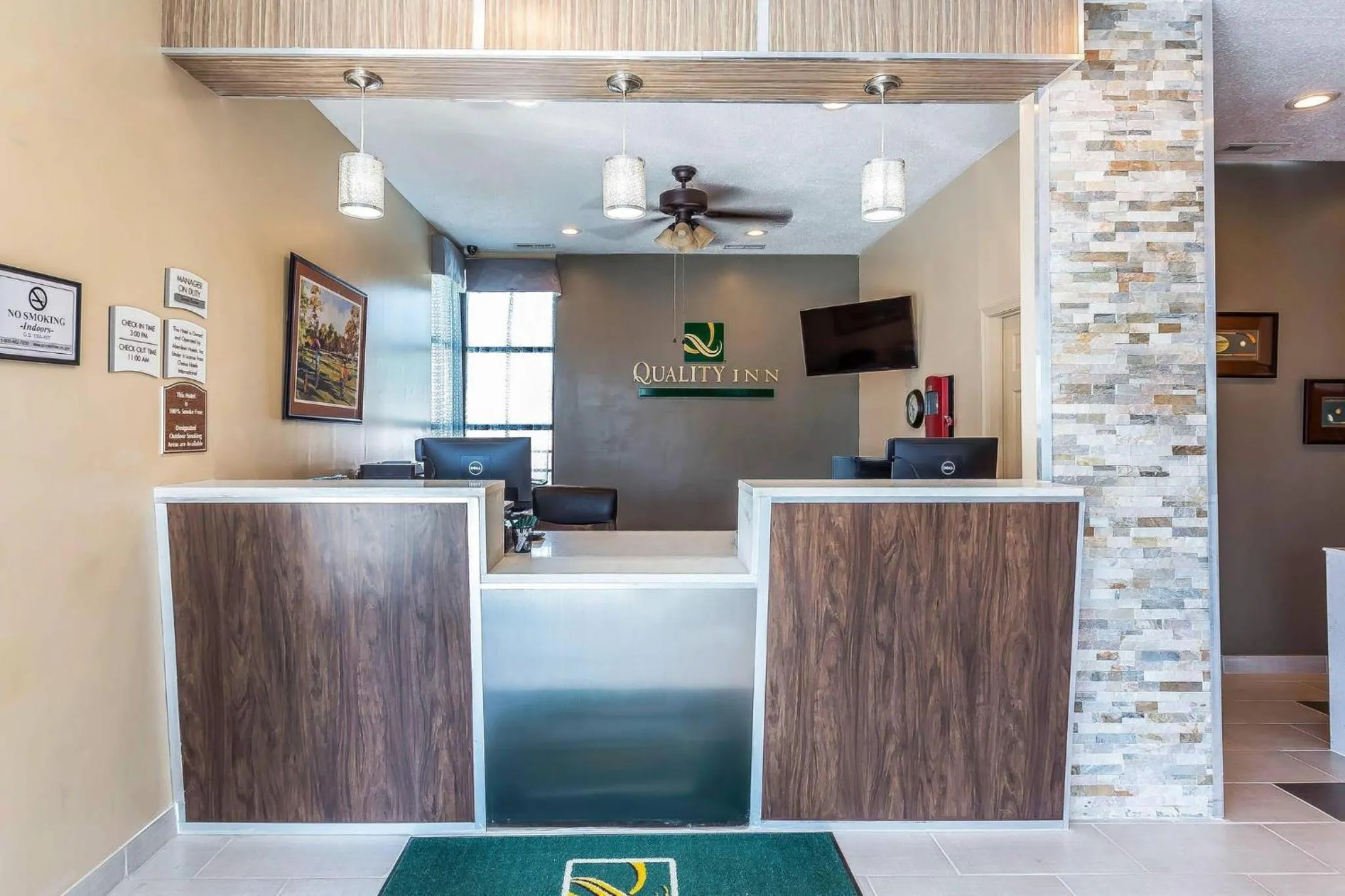 Lobby or reception in Quality Inn Aberdeen