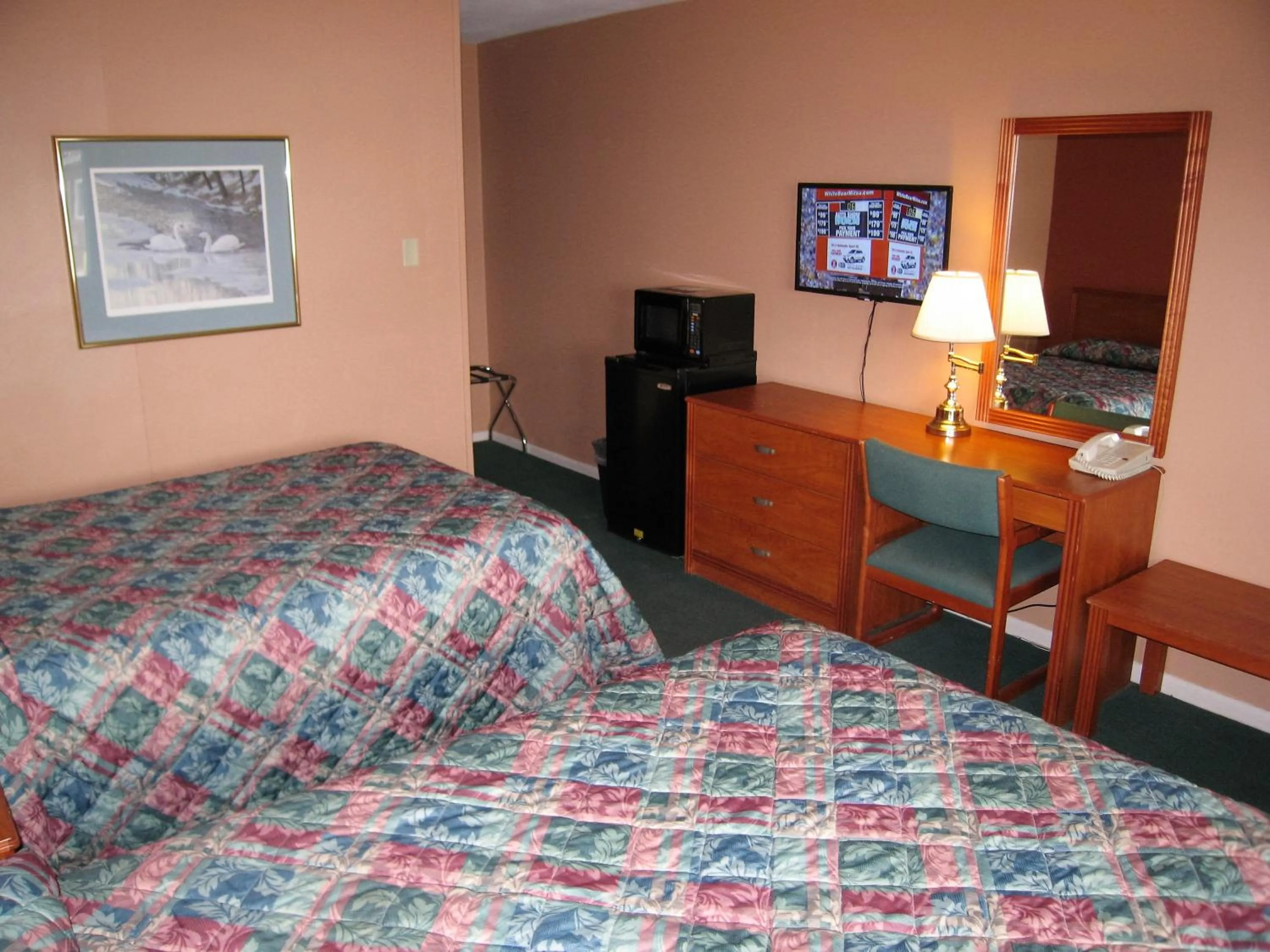 Bedroom, Bed in Travelers Lodge Marshall