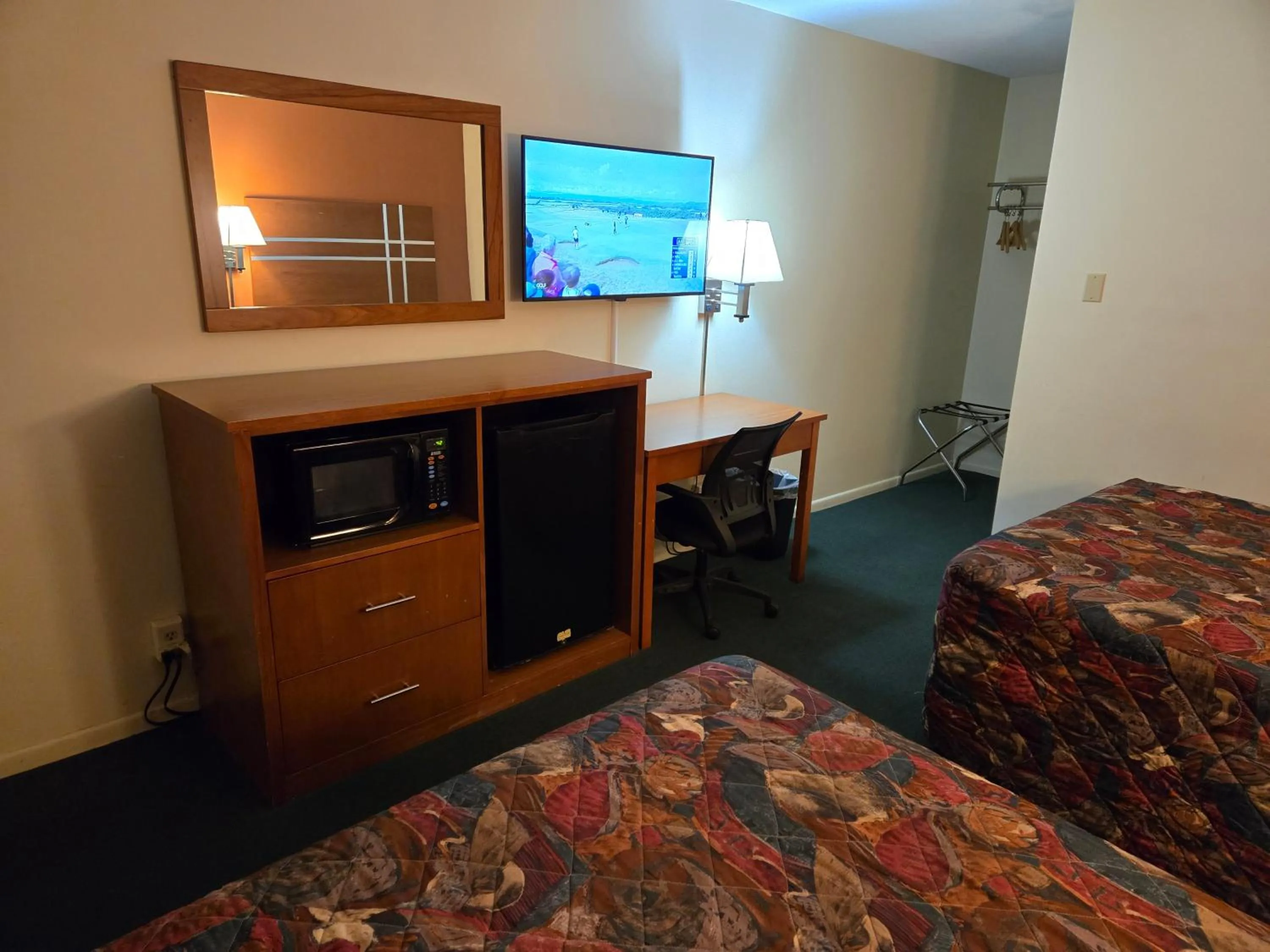 Bed in Travelers Lodge Marshall