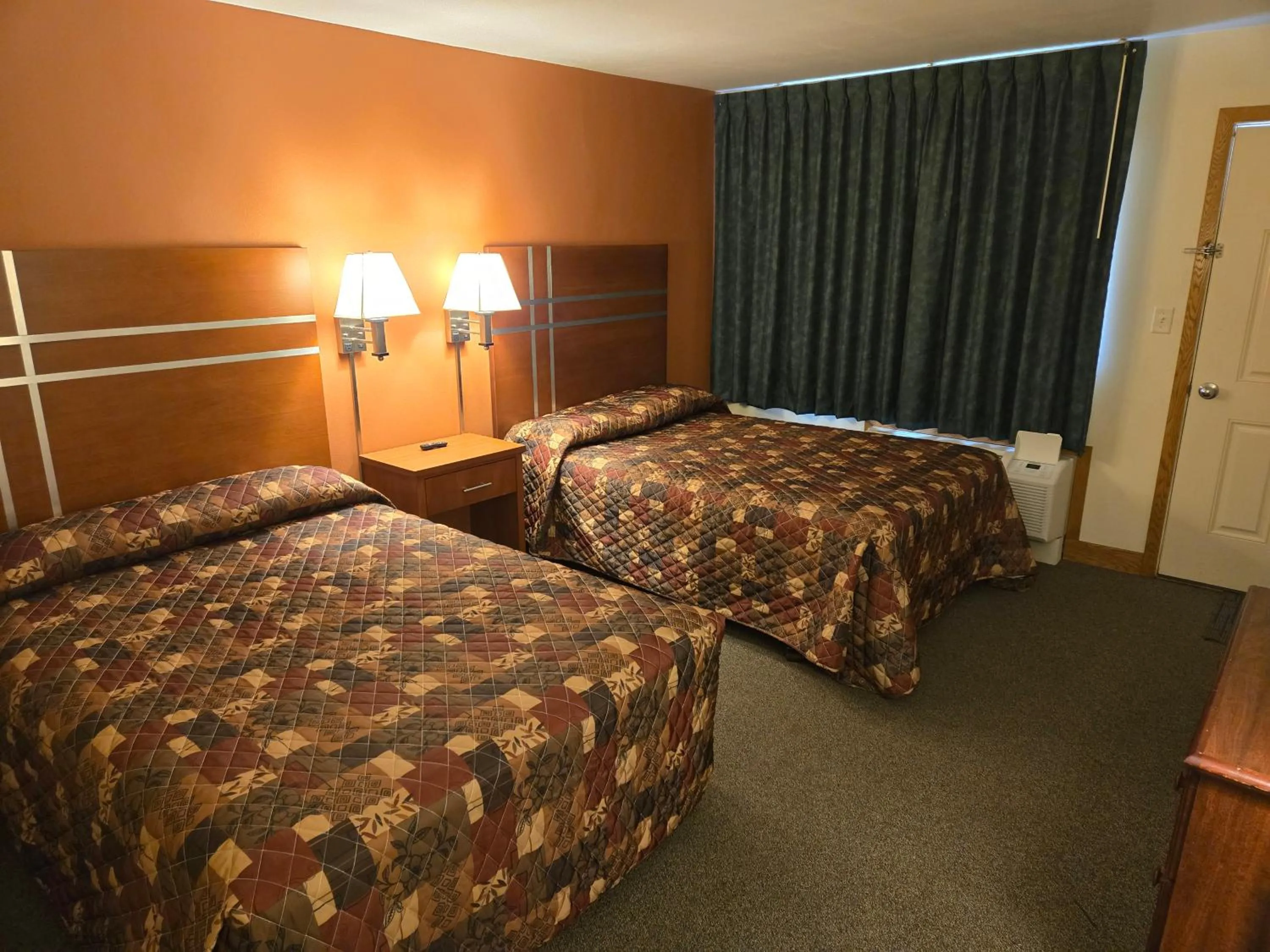 Bed in Travelers Lodge Marshall