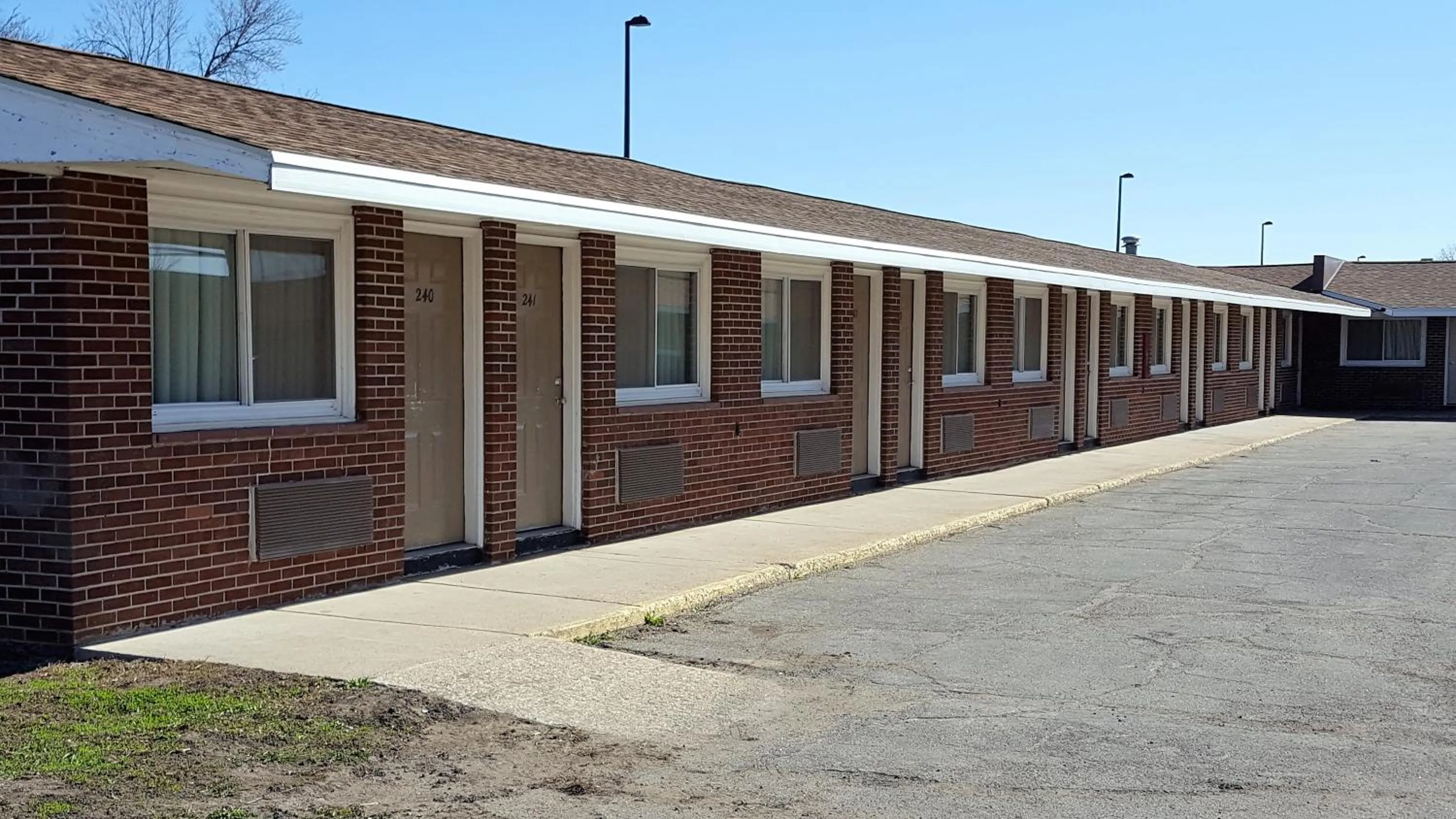 Property building in Travelers Lodge Marshall