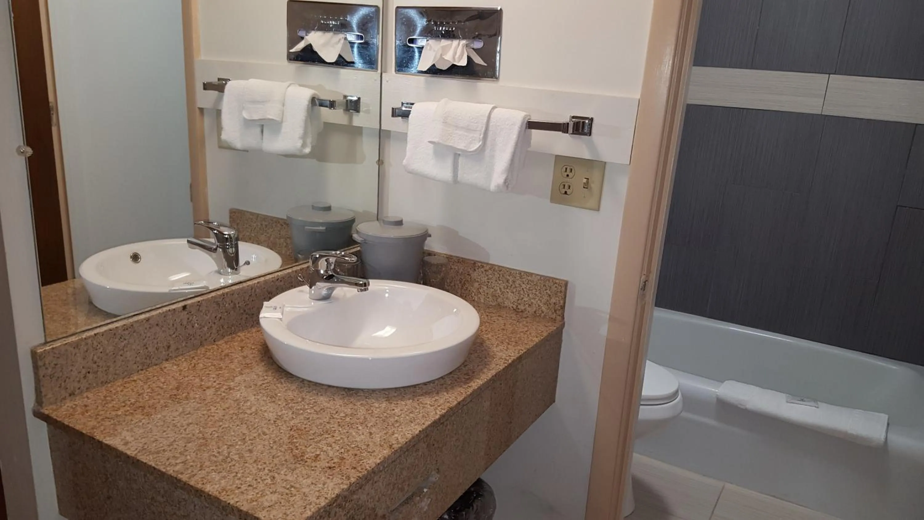 Bathroom in Travelers Lodge Marshall