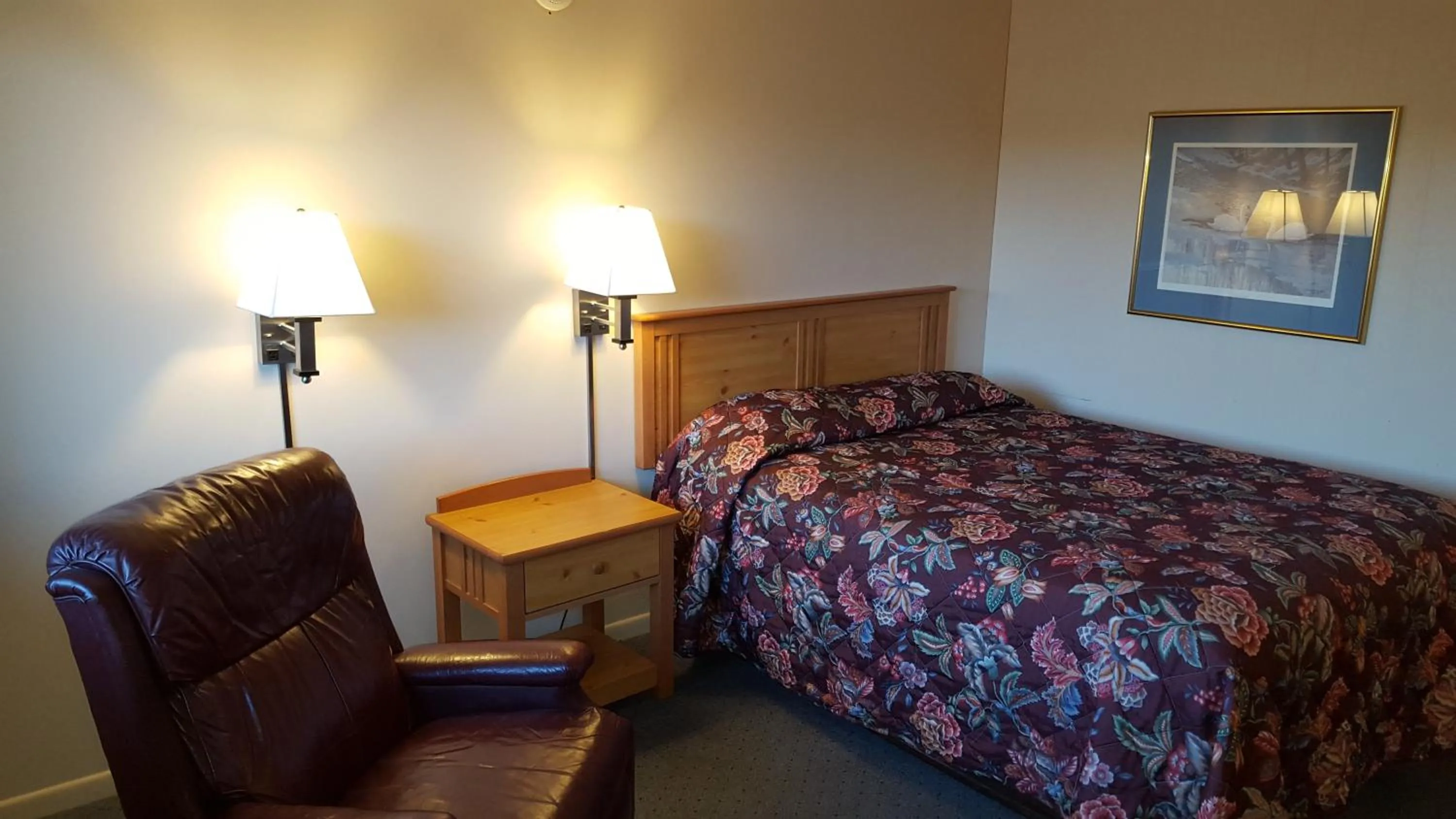 Bedroom, Bed in Travelers Lodge Marshall