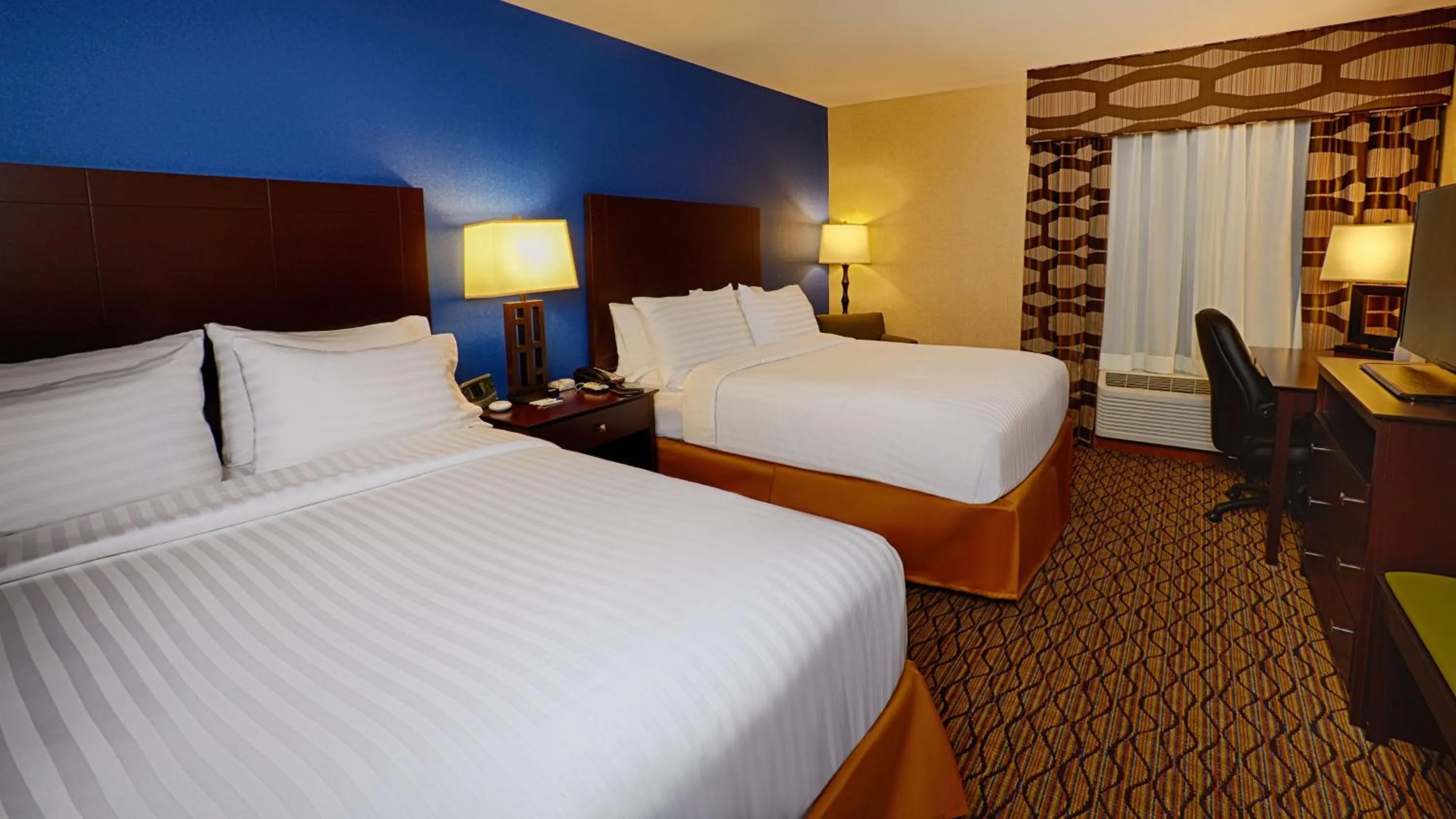 Photo of the whole room, Bed in Holiday Inn Express Bordentown - Trenton South by IHG