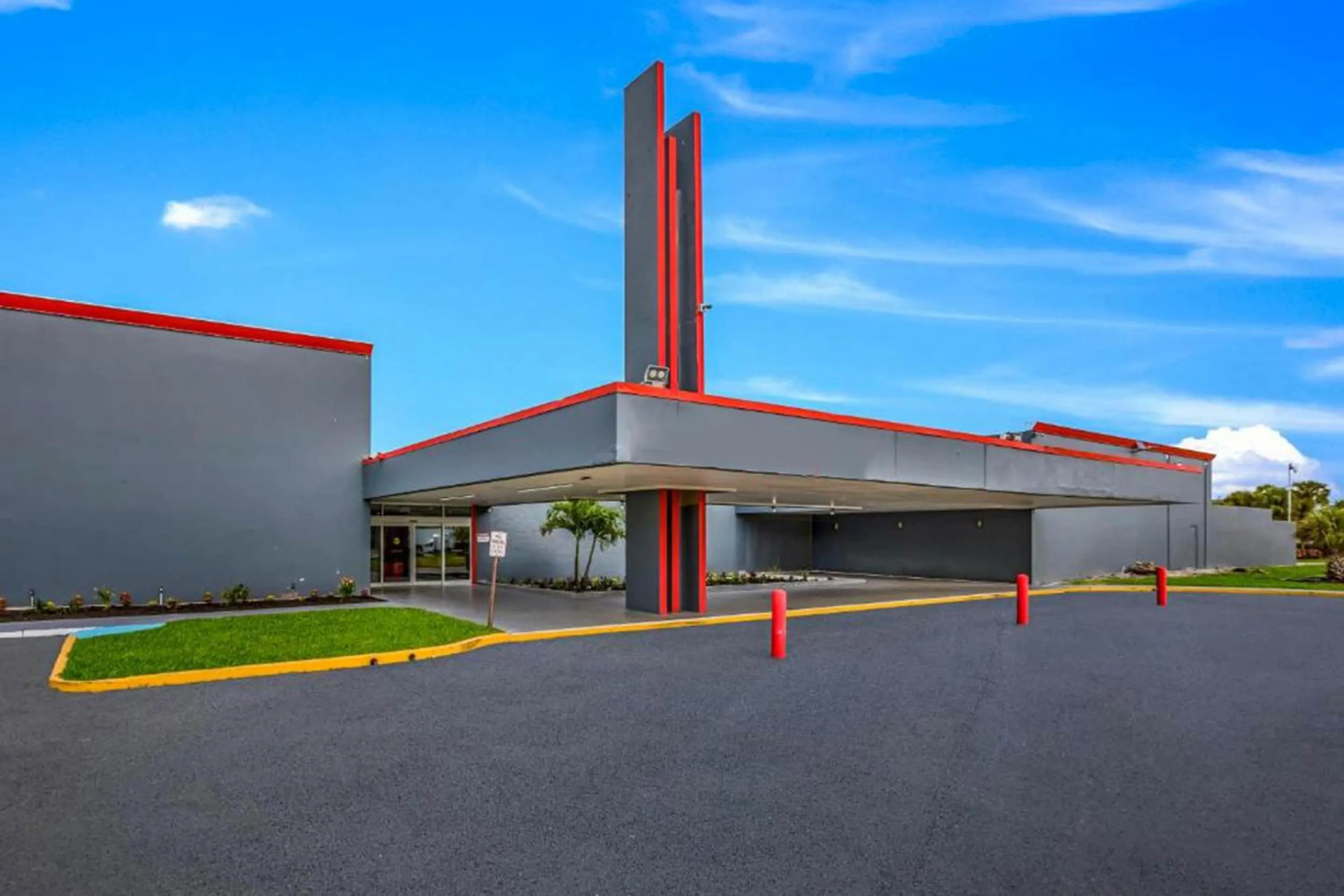 Facade/entrance in OYO Hotel Orlando Airport