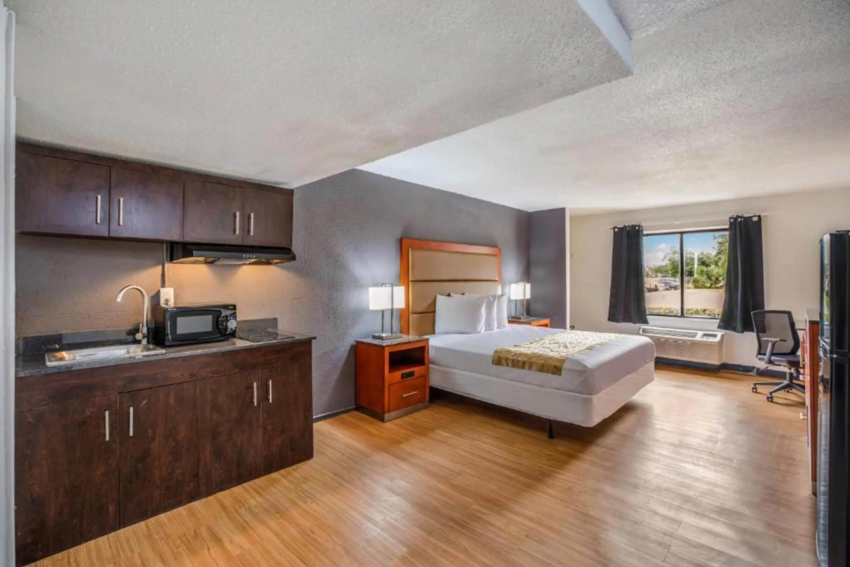 Bedroom, Bed in OYO Hotel Orlando Airport