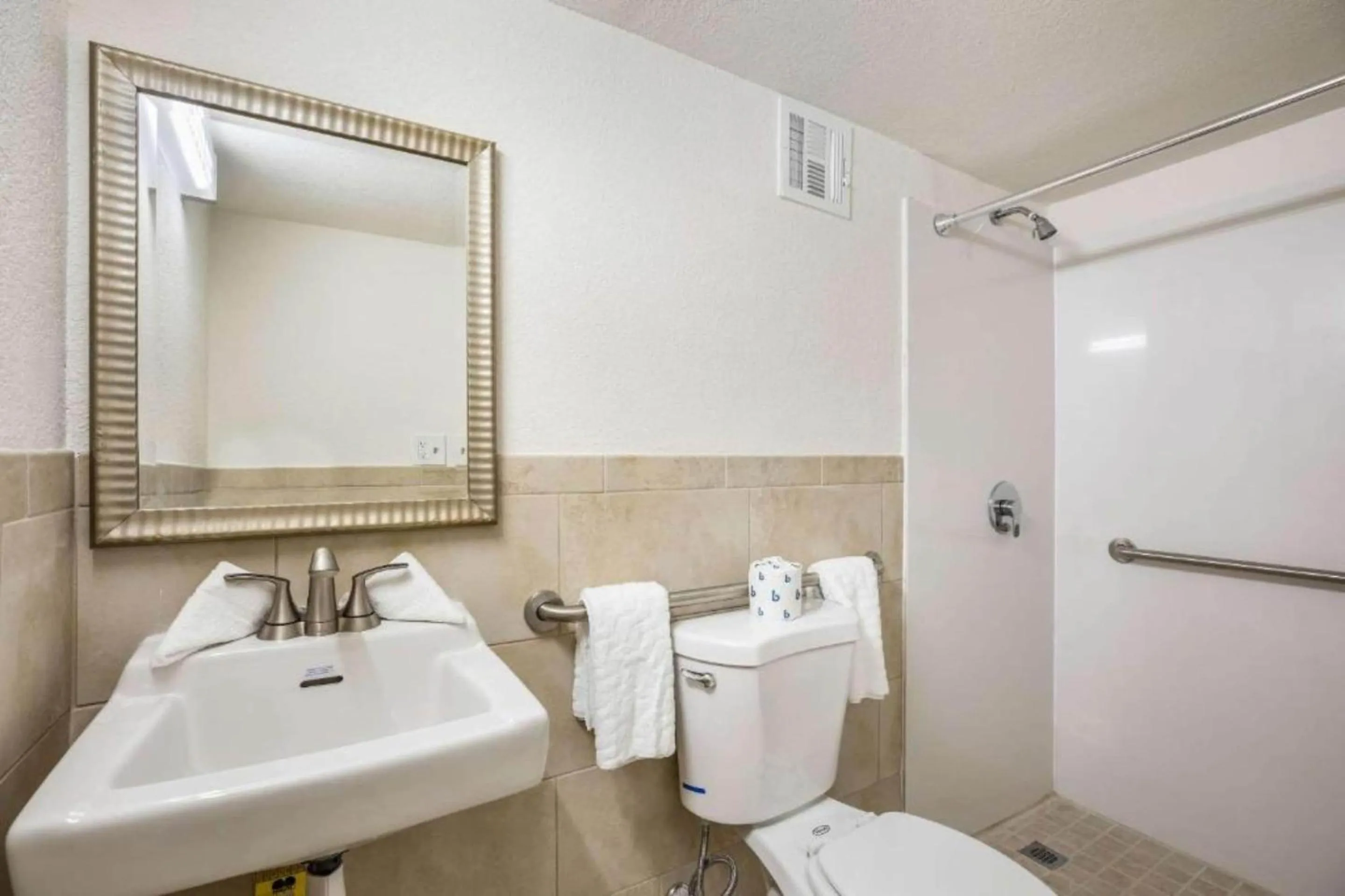 Bathroom in OYO Hotel Orlando Airport