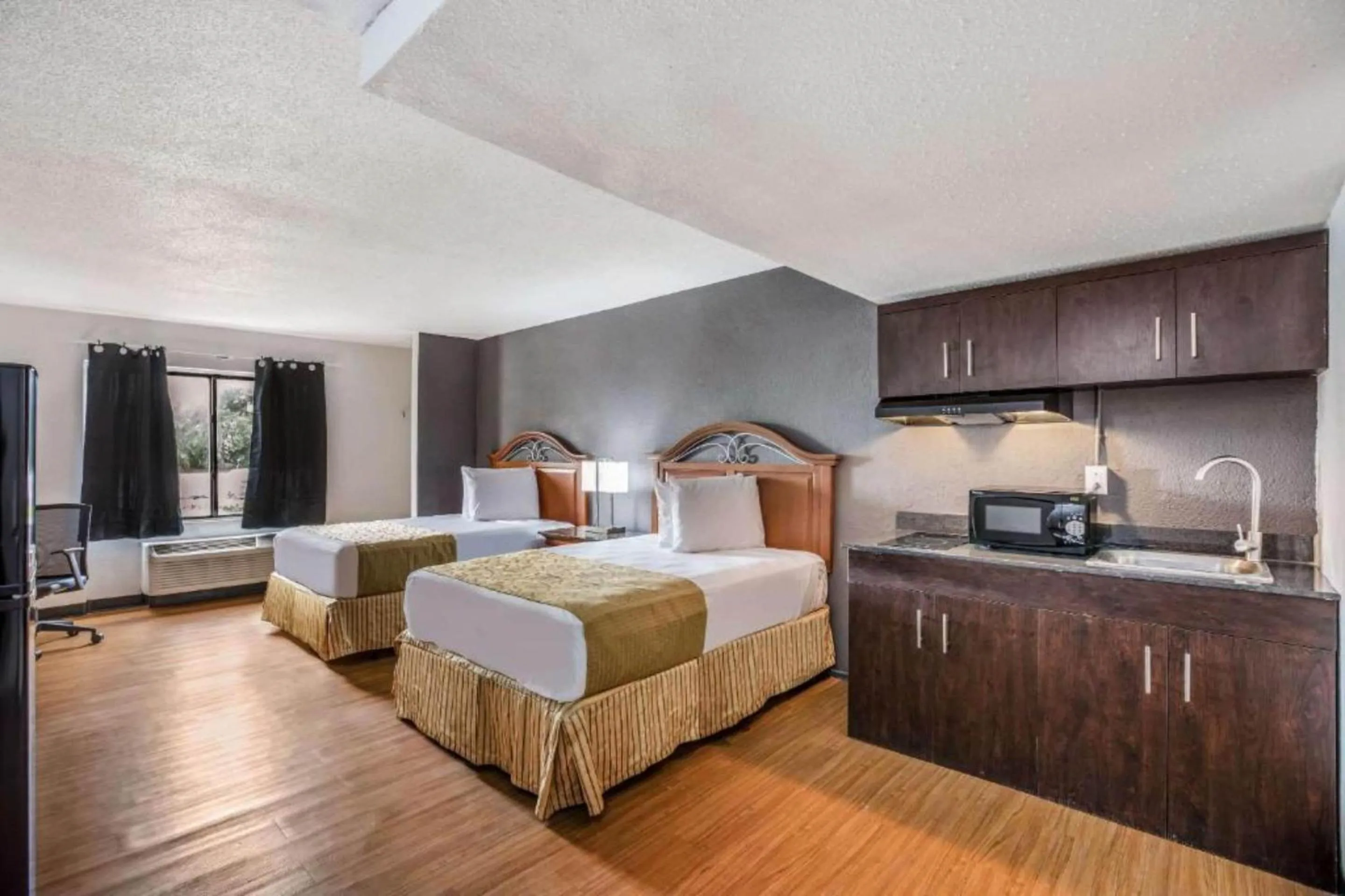 Bedroom, Bed in OYO Hotel Orlando Airport