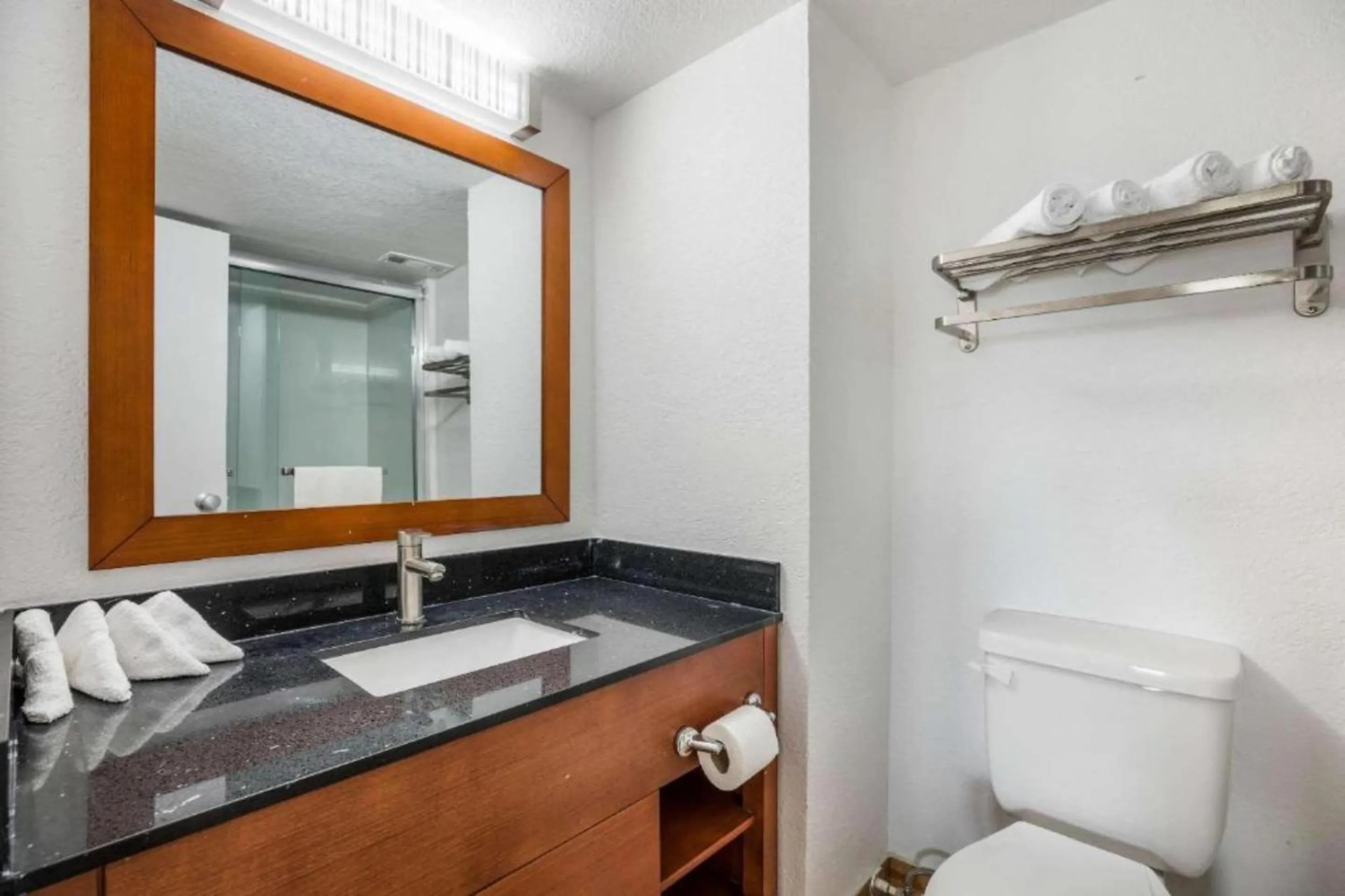 Bathroom in OYO Hotel Orlando Airport