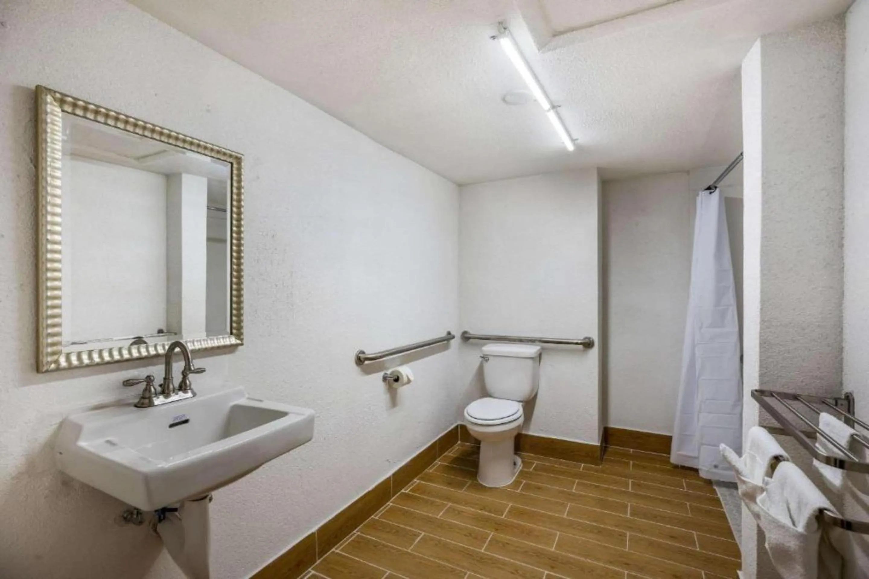 Bathroom in OYO Hotel Orlando Airport