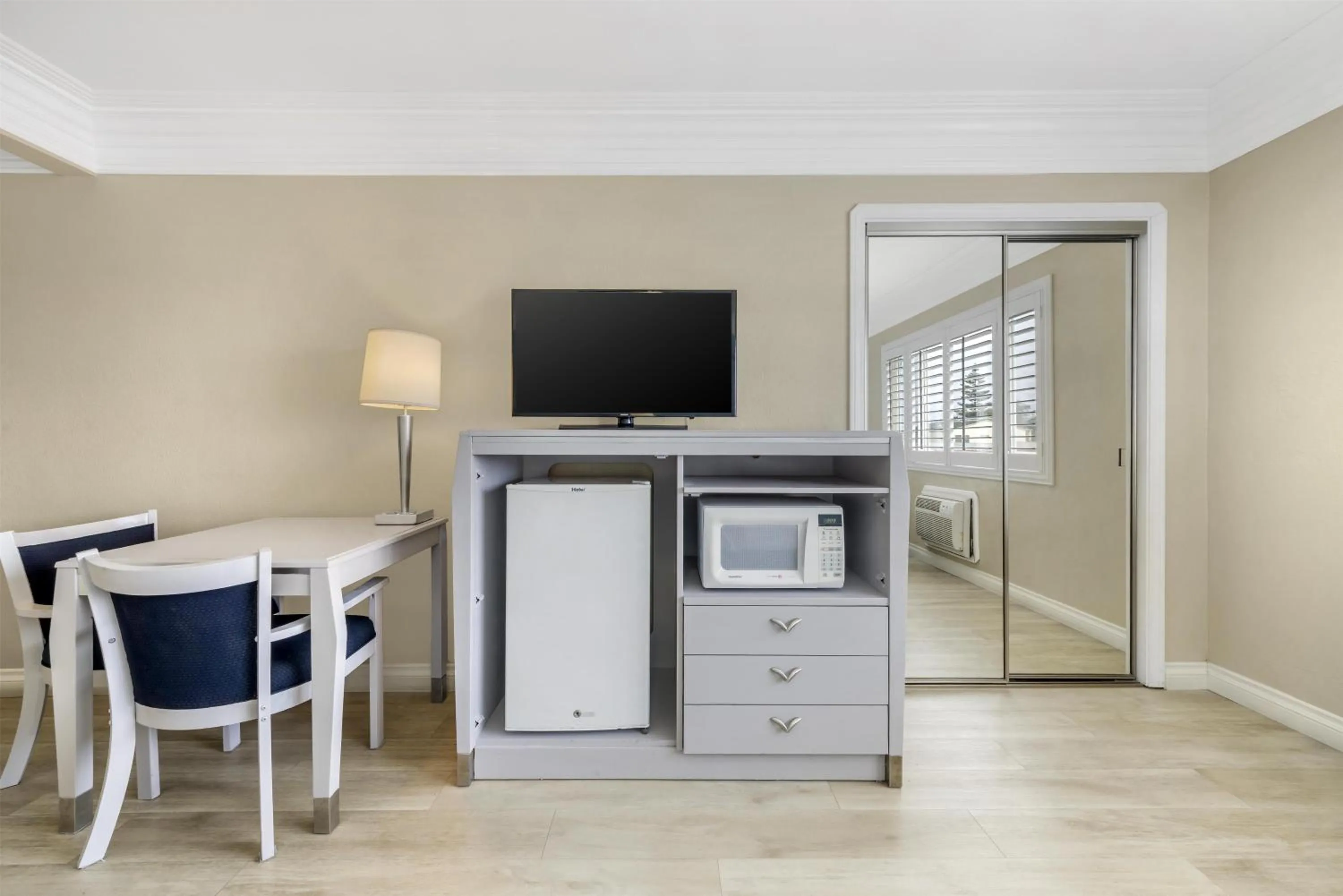 Bedroom in Best Western Tradewinds