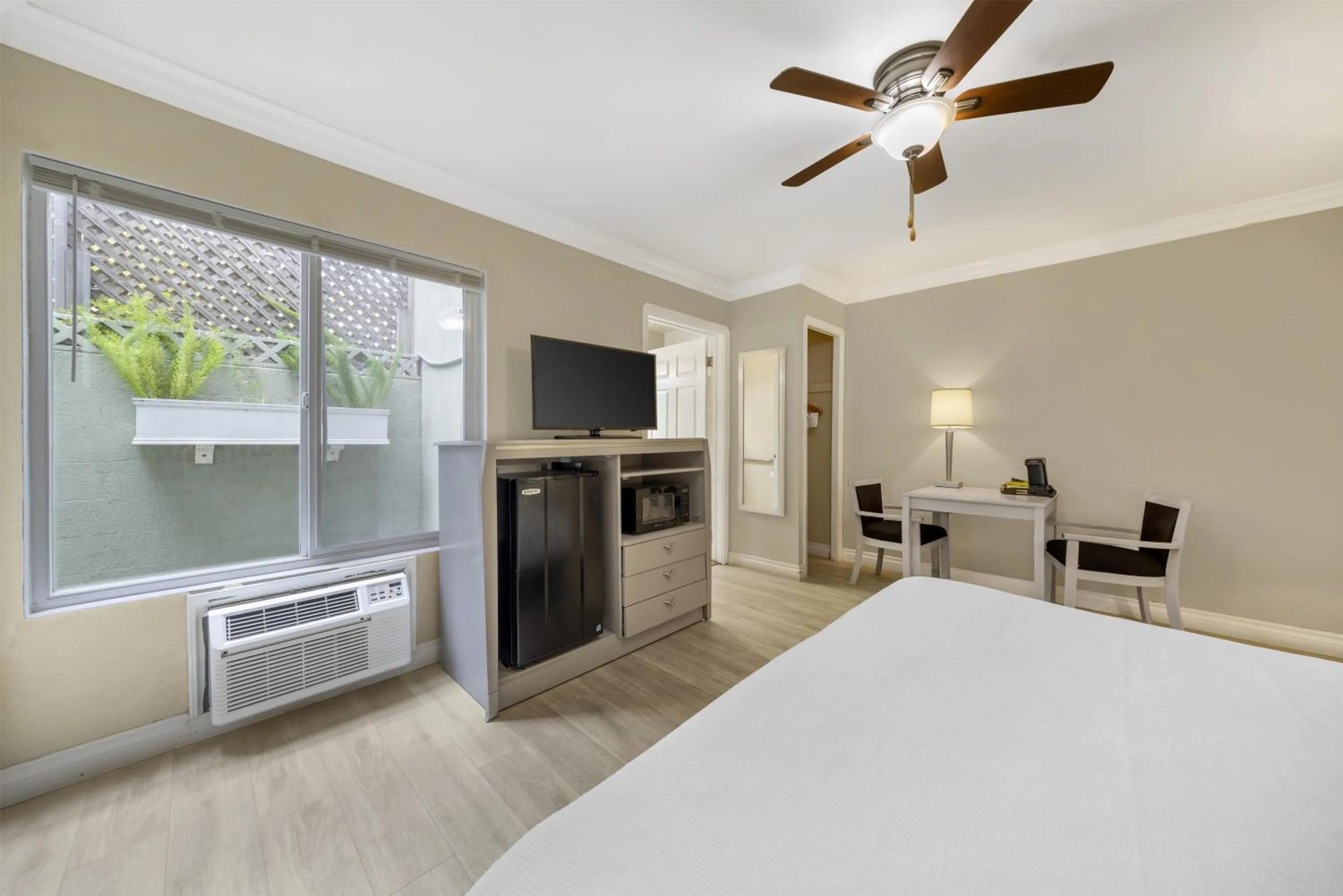 Bedroom, Bed in Best Western Tradewinds