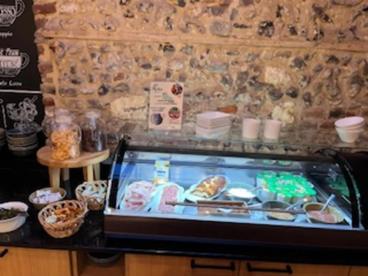 Breakfast in Logis Hôtel & Restaurant - Les Hauts de Montreuil