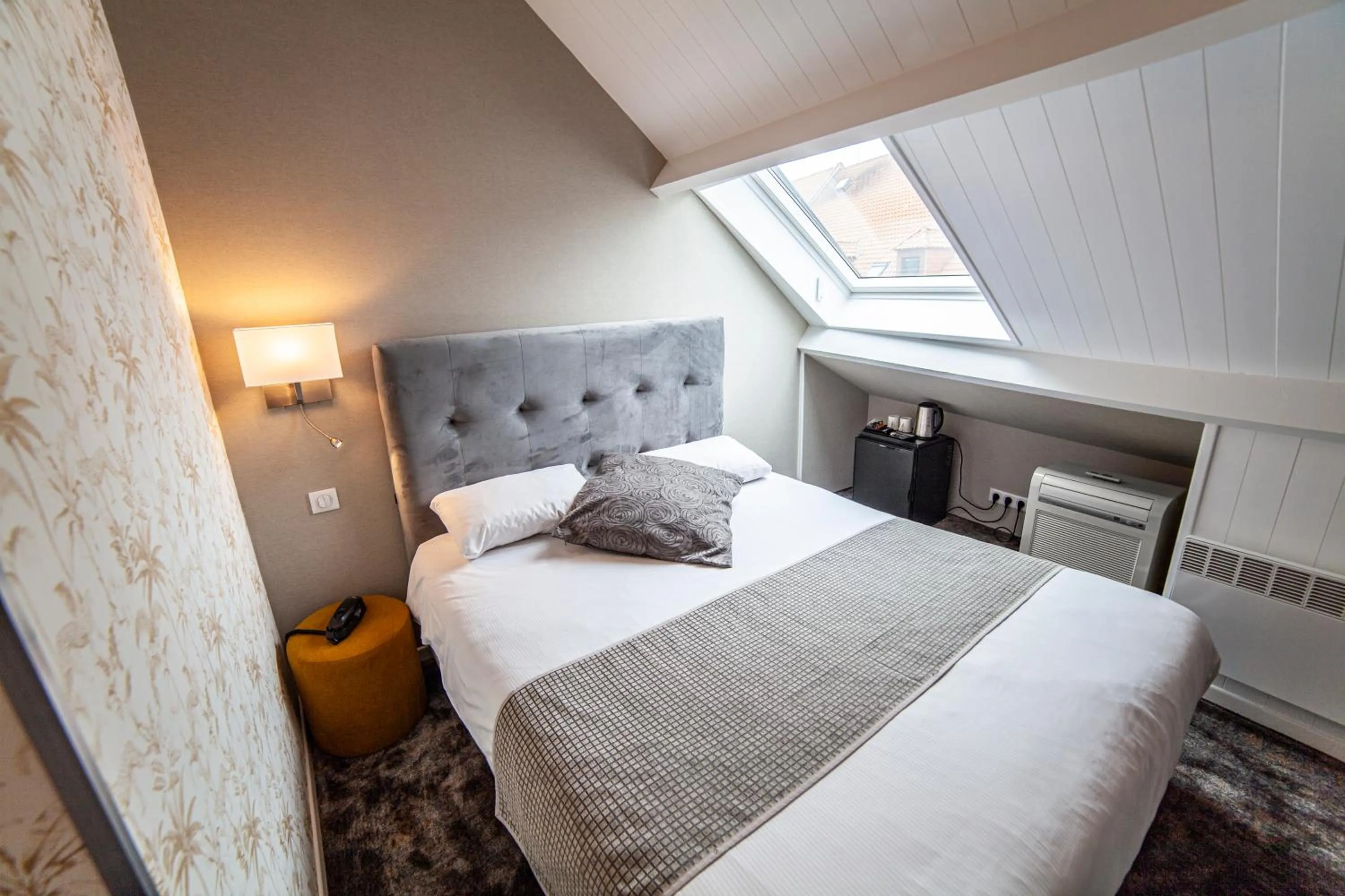 Bed in Logis Hôtel & Restaurant - Les Hauts de Montreuil