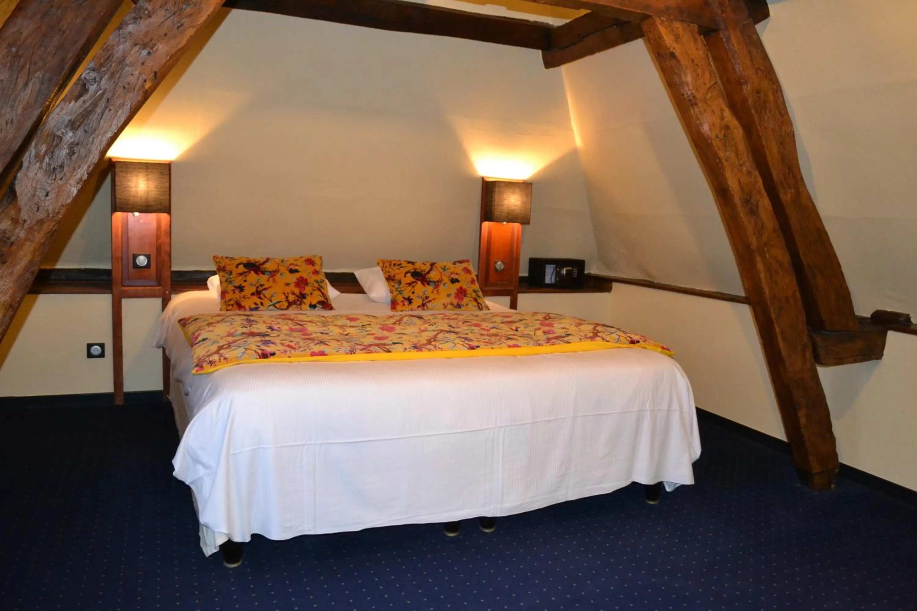 Bed in Logis Hôtel & Restaurant - Les Hauts de Montreuil