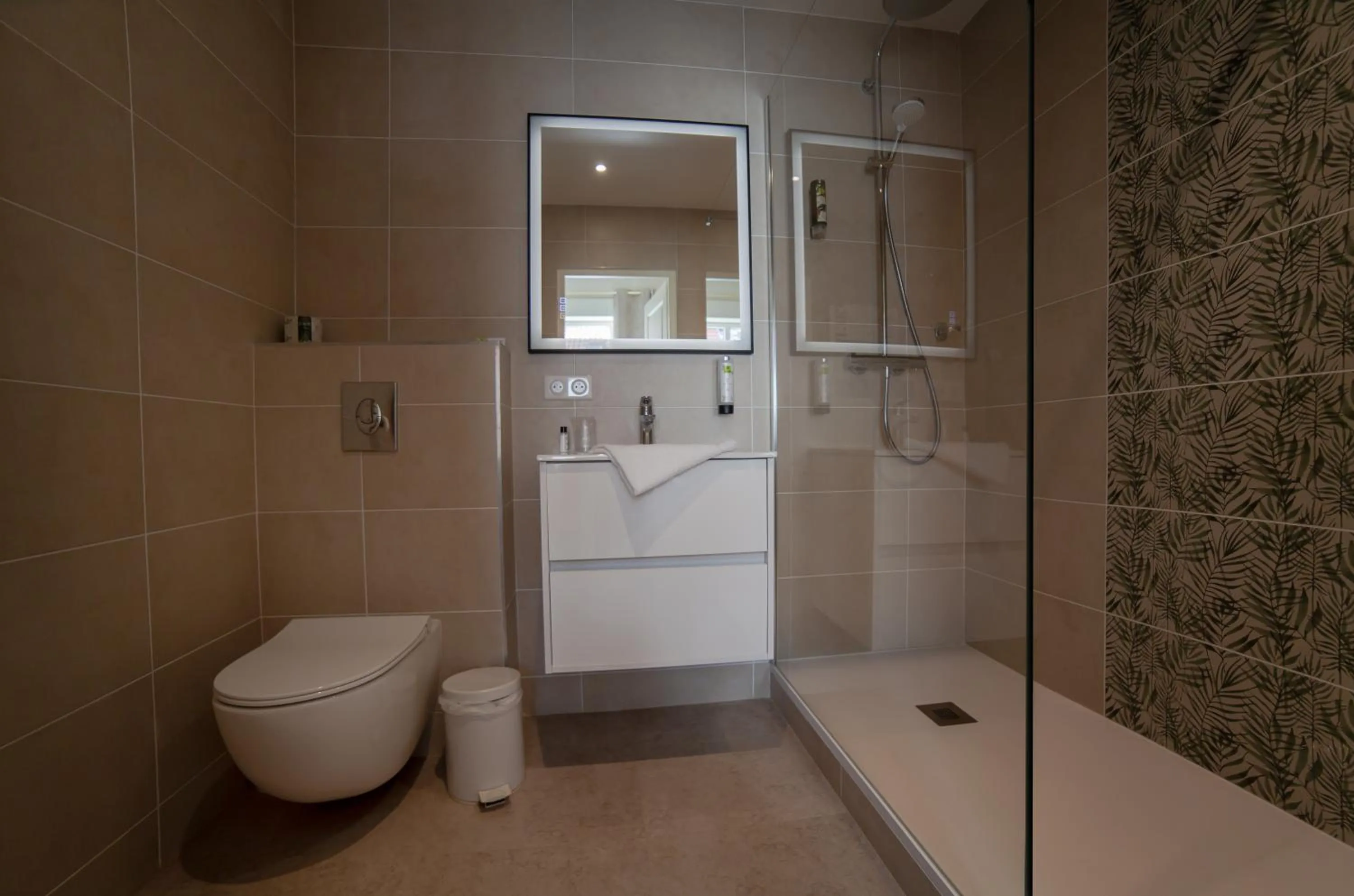 Shower in Logis Hôtel & Restaurant - Les Hauts de Montreuil