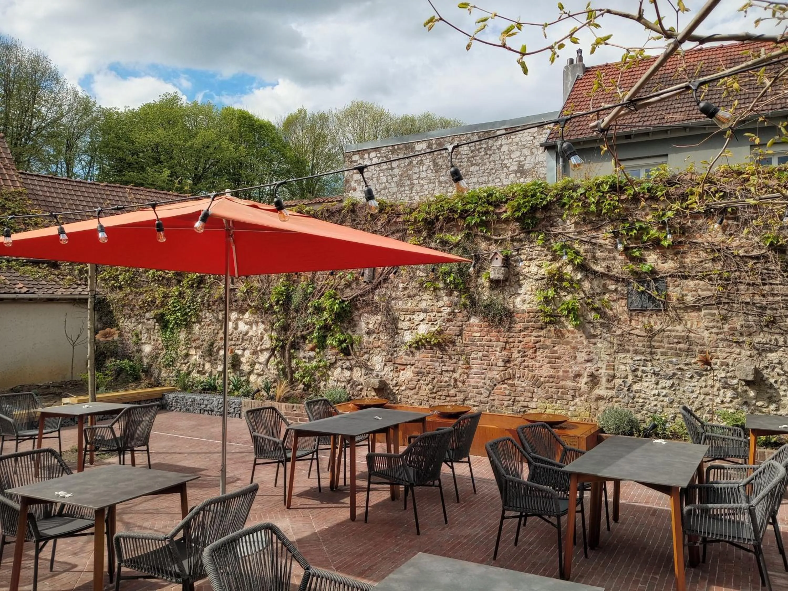 Patio in Logis Hôtel & Restaurant - Les Hauts de Montreuil