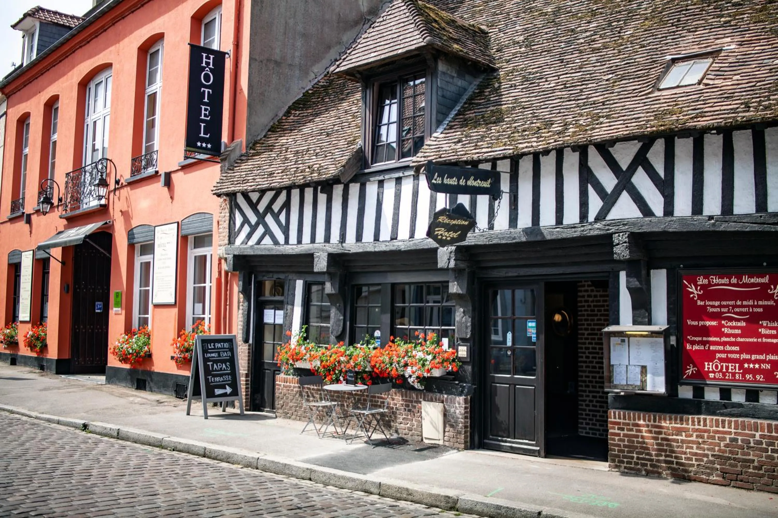 Facade/entrance in Logis Hôtel & Restaurant - Les Hauts de Montreuil
