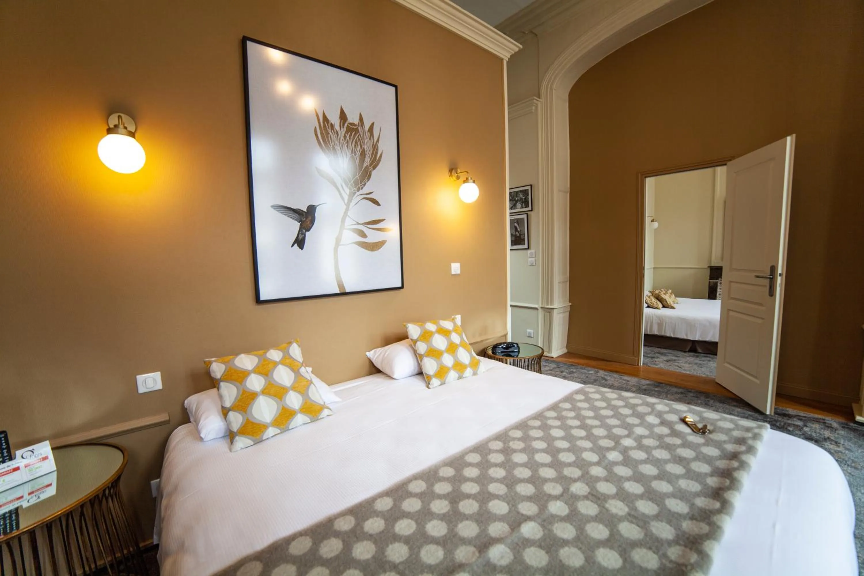 Bed in Logis Hôtel & Restaurant - Les Hauts de Montreuil