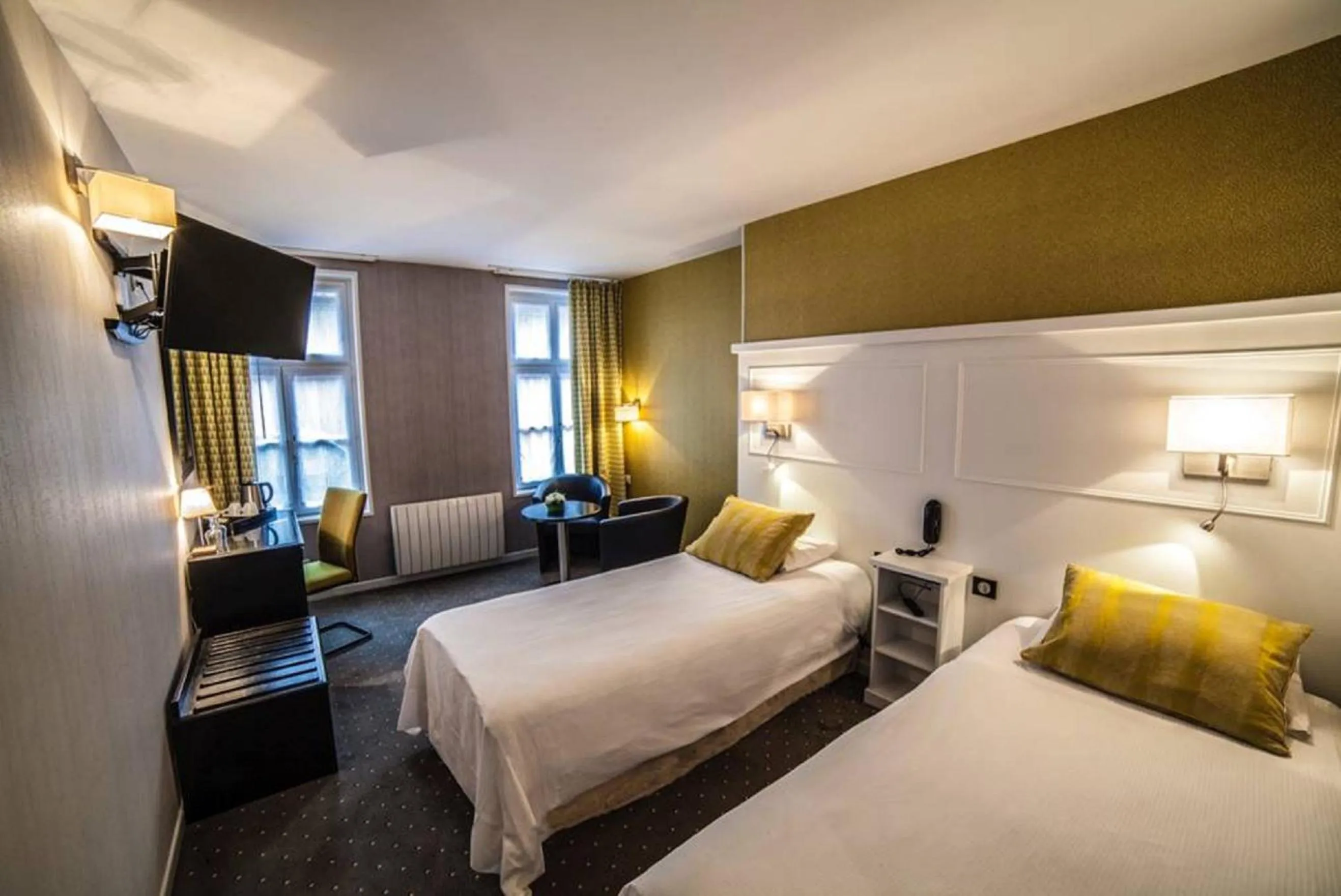 Photo of the whole room, Bed in Logis Hôtel & Restaurant - Les Hauts de Montreuil