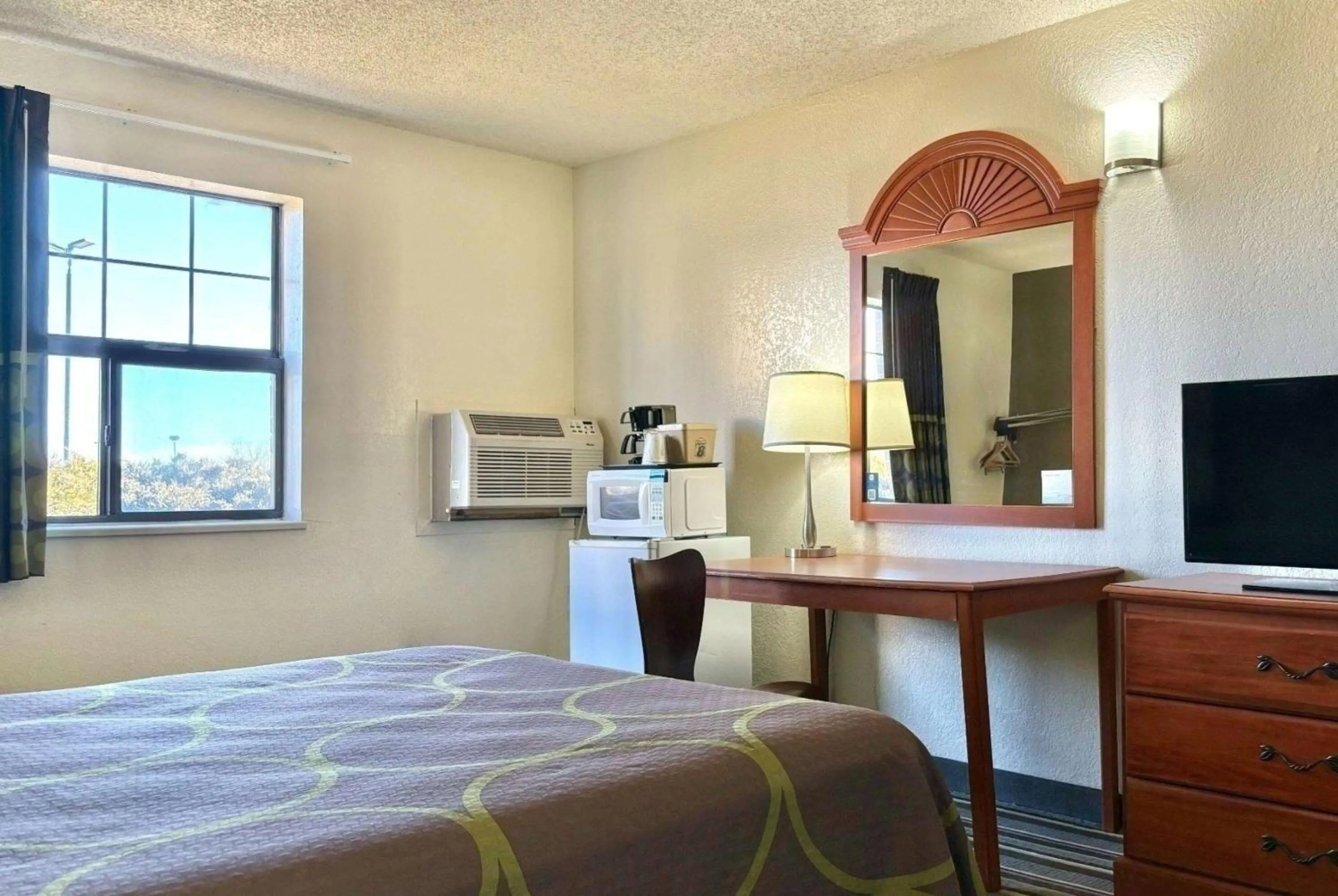 Photo of the whole room, Bed in Super 8 by Wyndham Colorado Springs/Afa Area