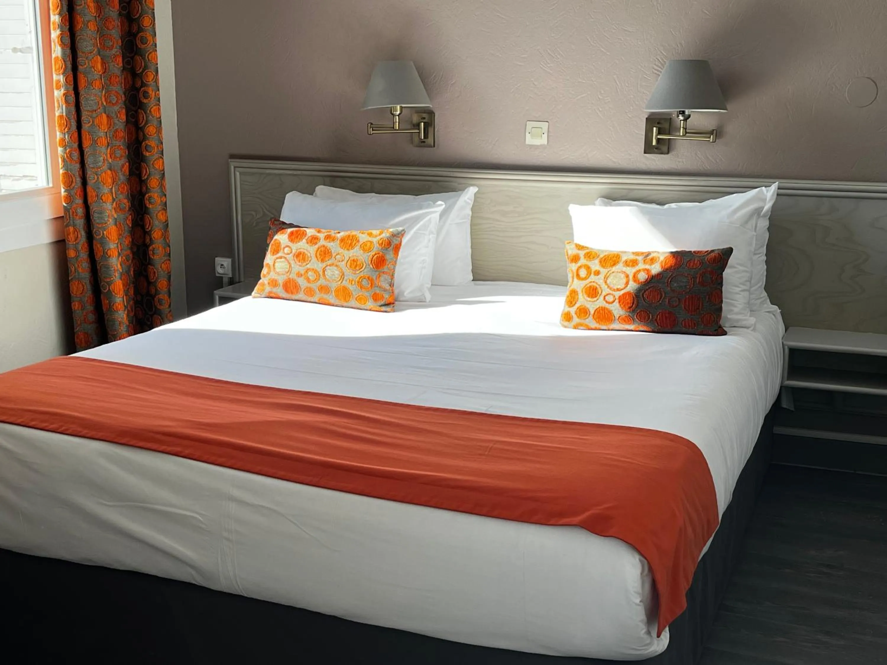 Bed in Cit'Hotel Le Louvre Orange