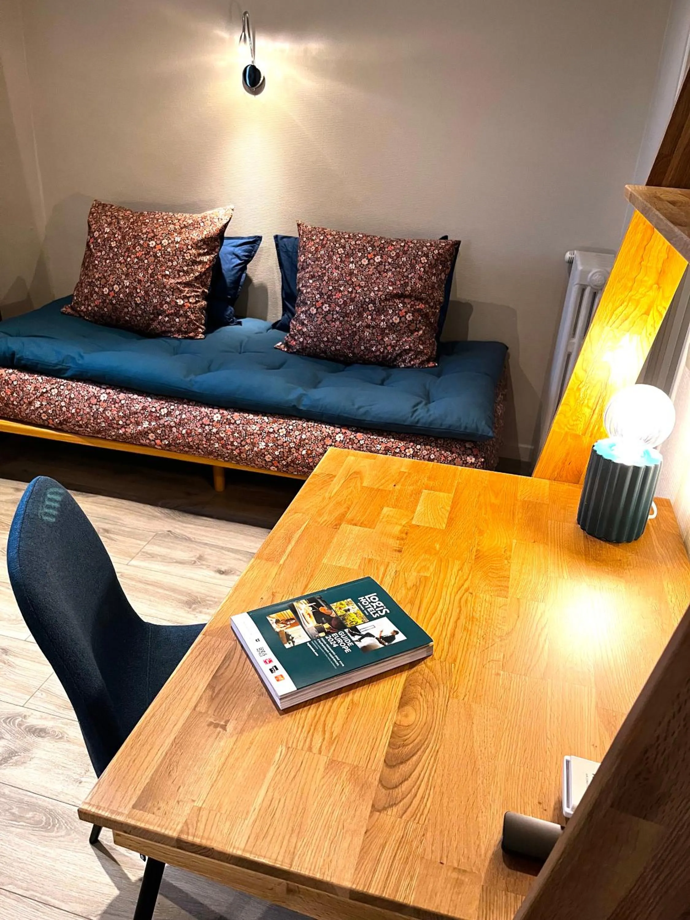 Night in Cit'Hotel Le Louvre Orange