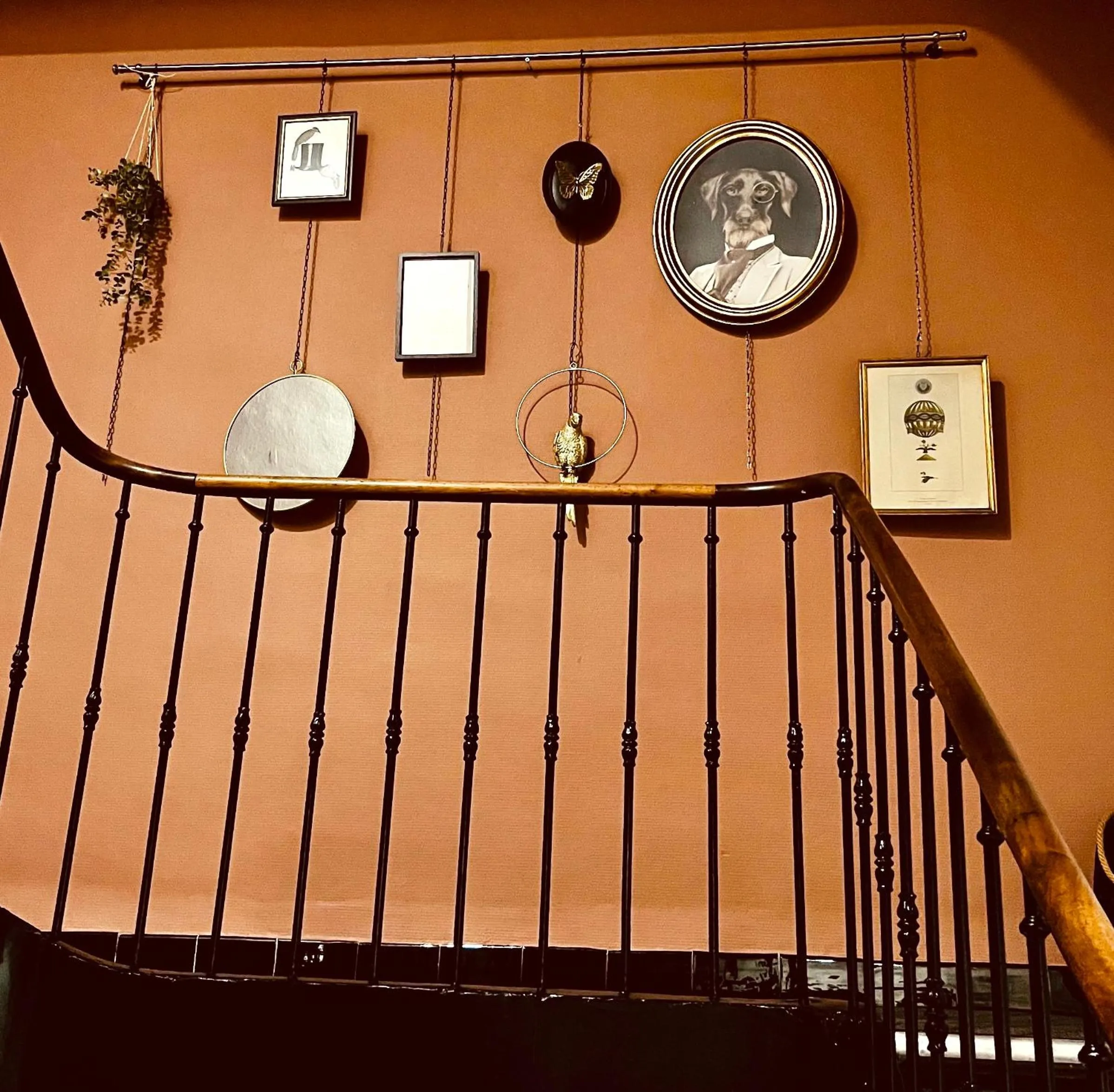 Decorative detail in Cit'Hotel Le Louvre Orange