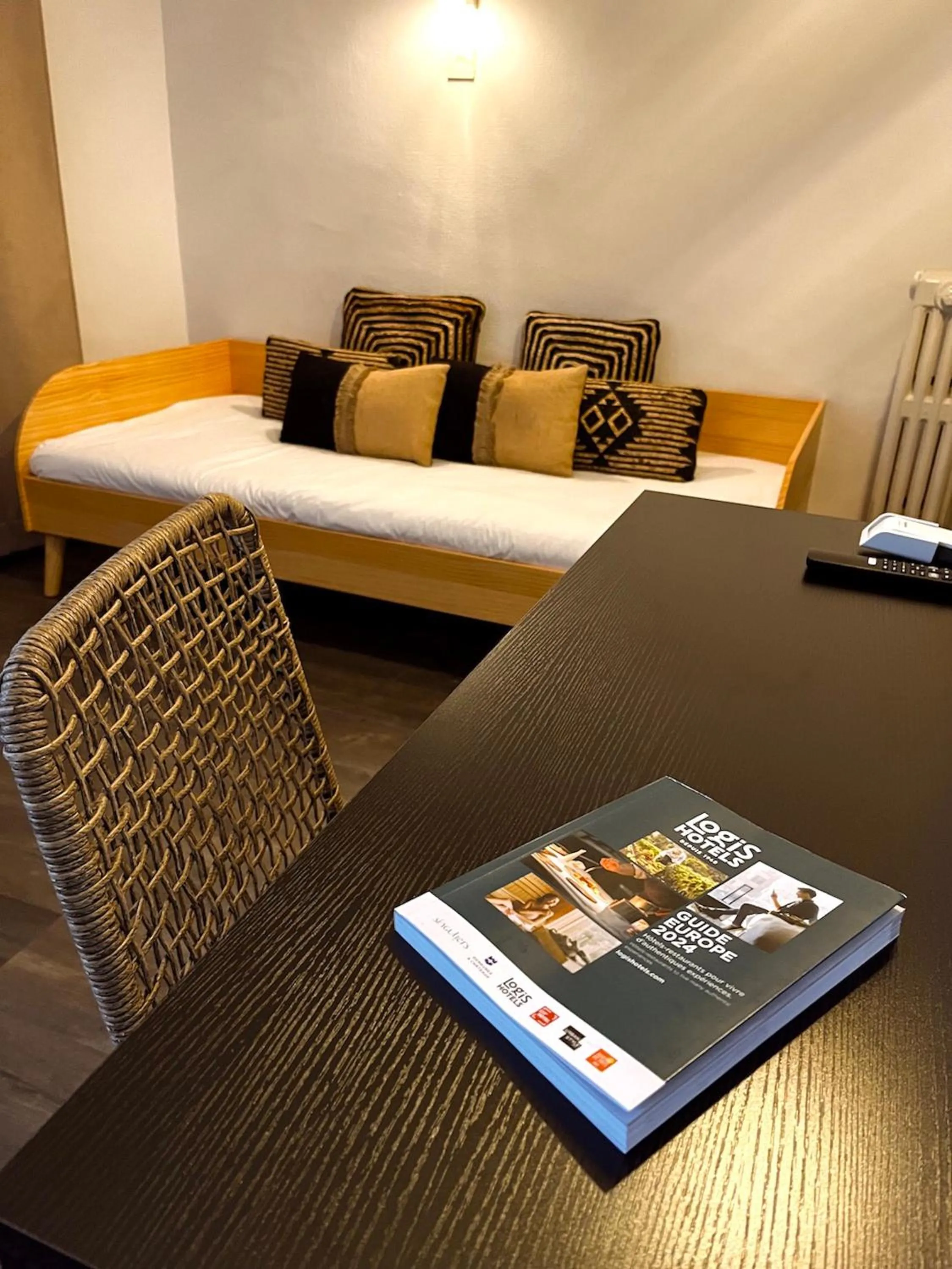 Bed in Cit'Hotel Le Louvre Orange