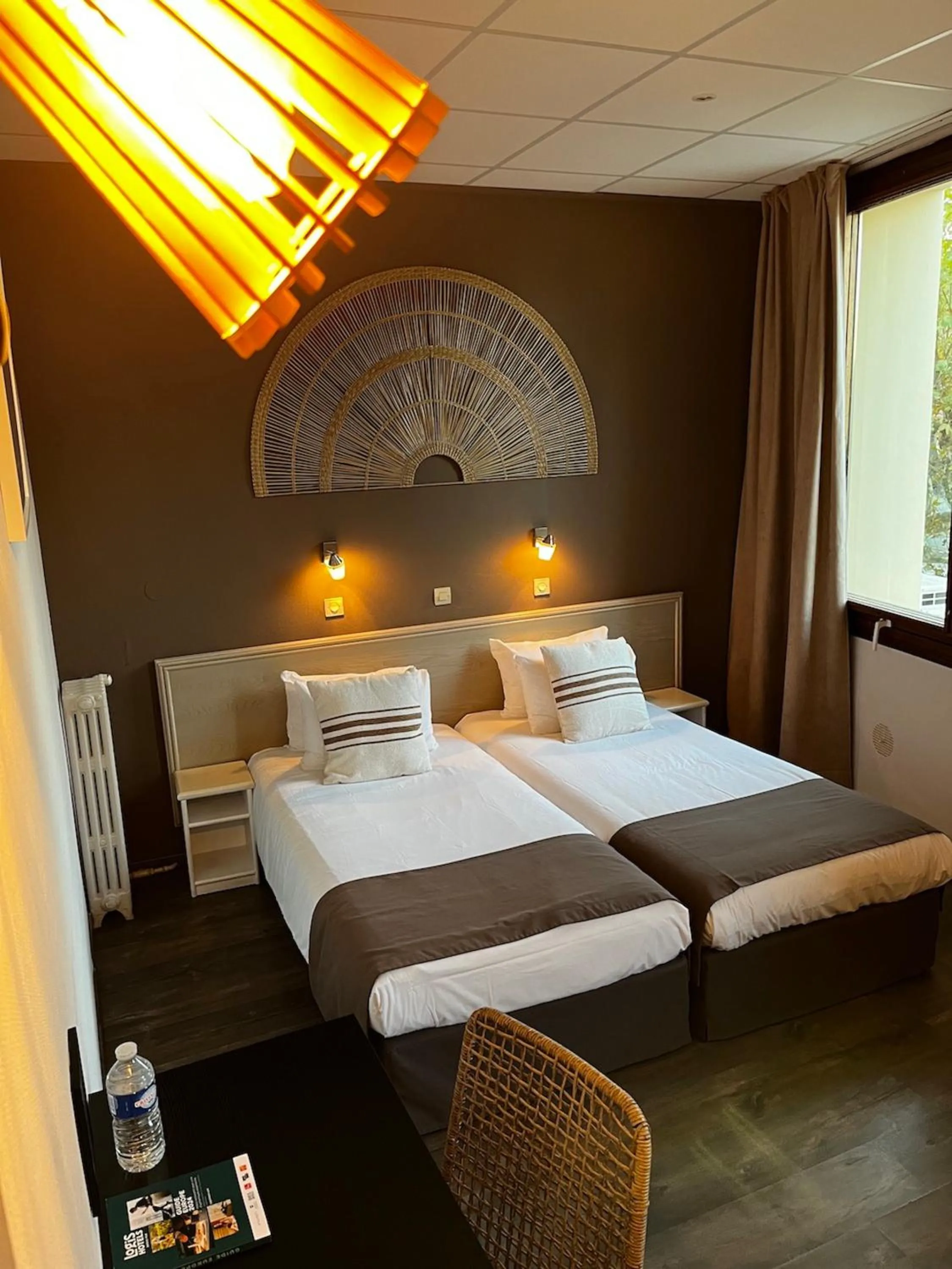 Bed in Cit'Hotel Le Louvre Orange