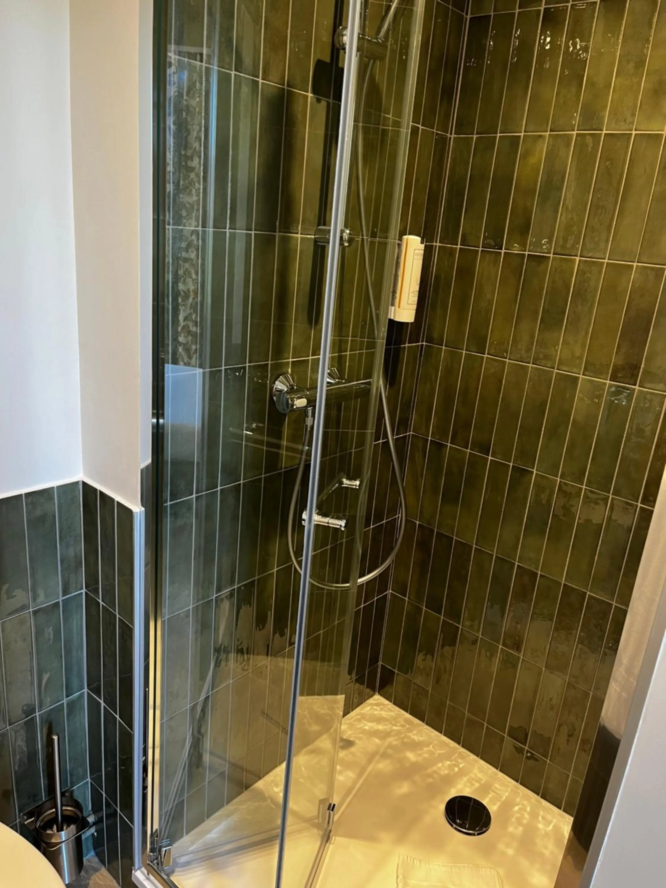 Bathroom in Cit'Hotel Le Louvre Orange