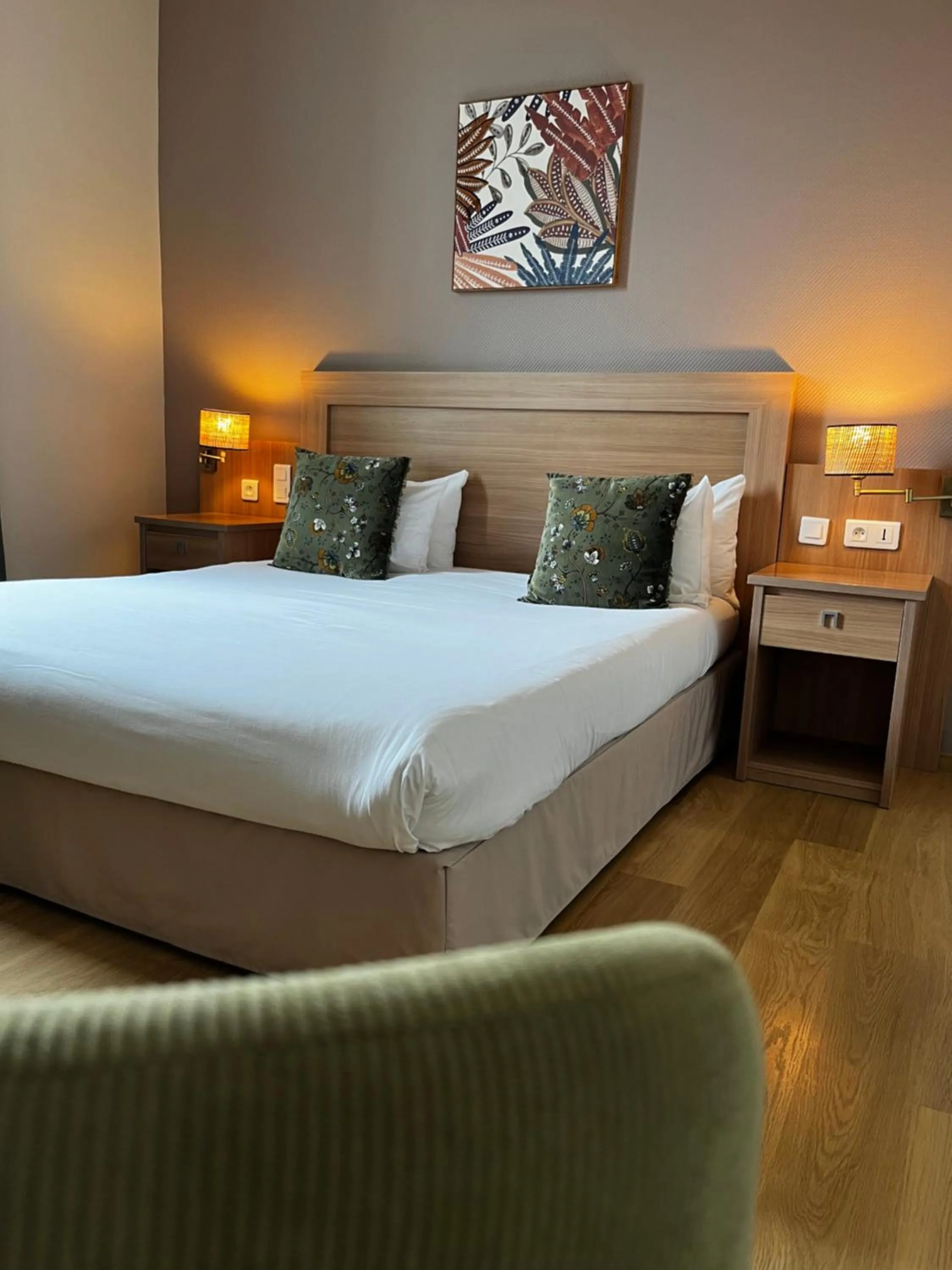 Night, Bed in Cit'Hotel Le Louvre Orange