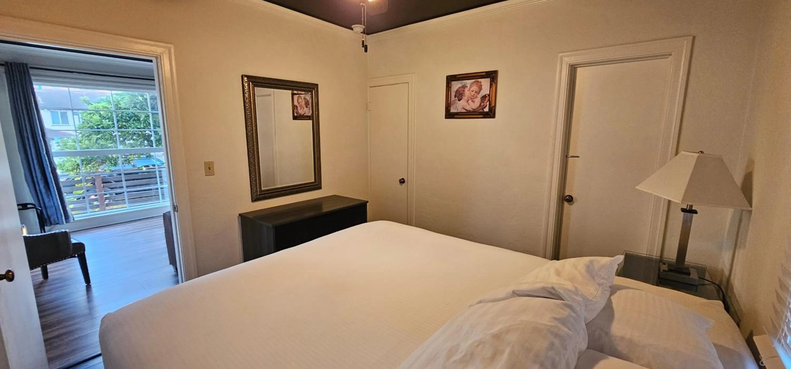 Bed in Casablanca Inn on The Beach