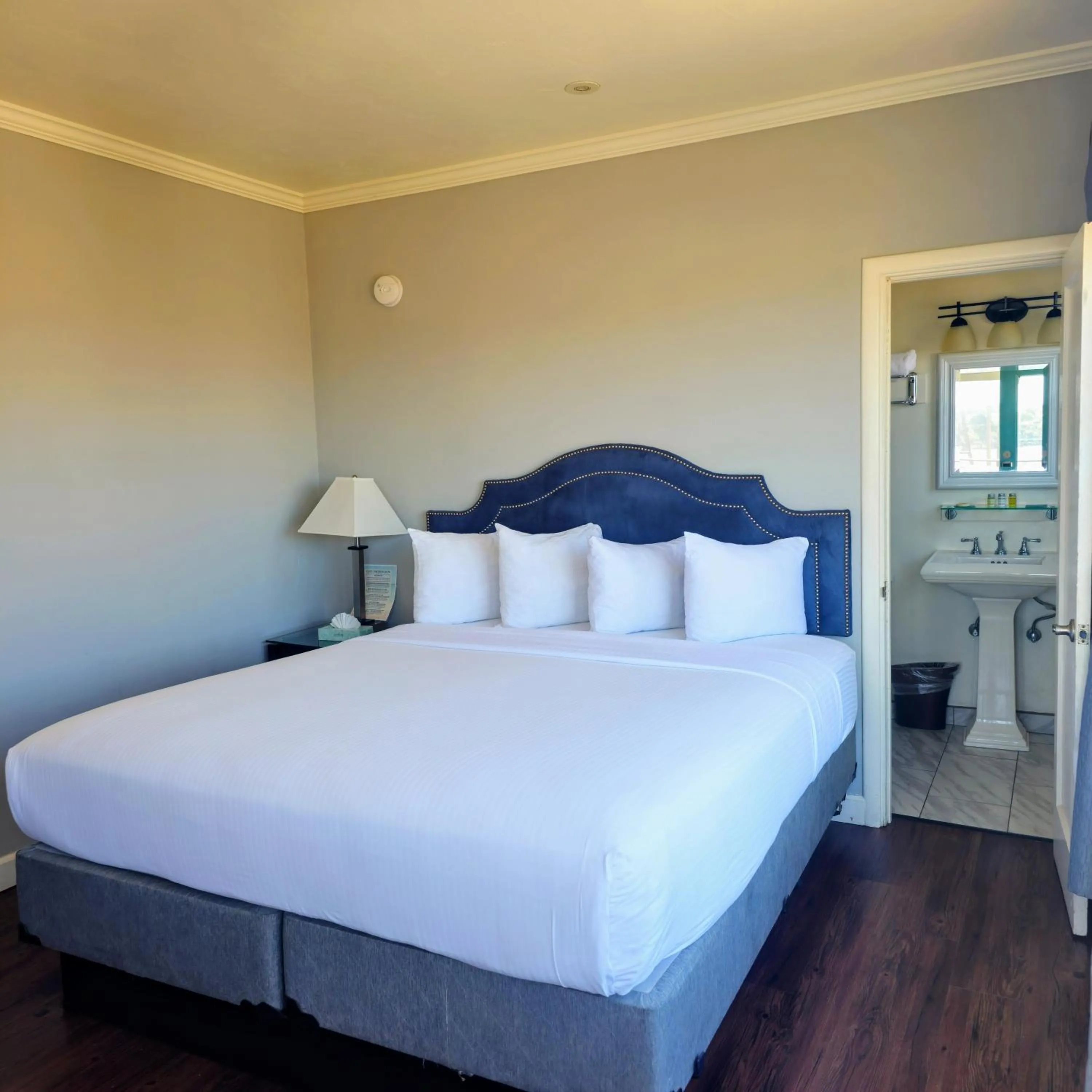 Bedroom, Bed in Casablanca Inn on The Beach