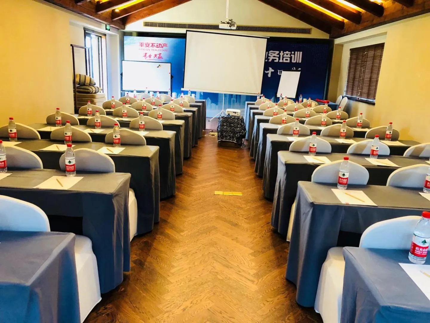 Blossom Hill Yuejingzhuang Hotel