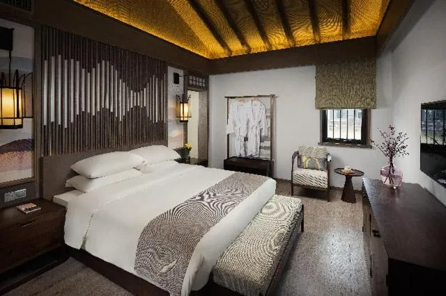 Bed in Blossom Hill Yuejingzhuang Hotel