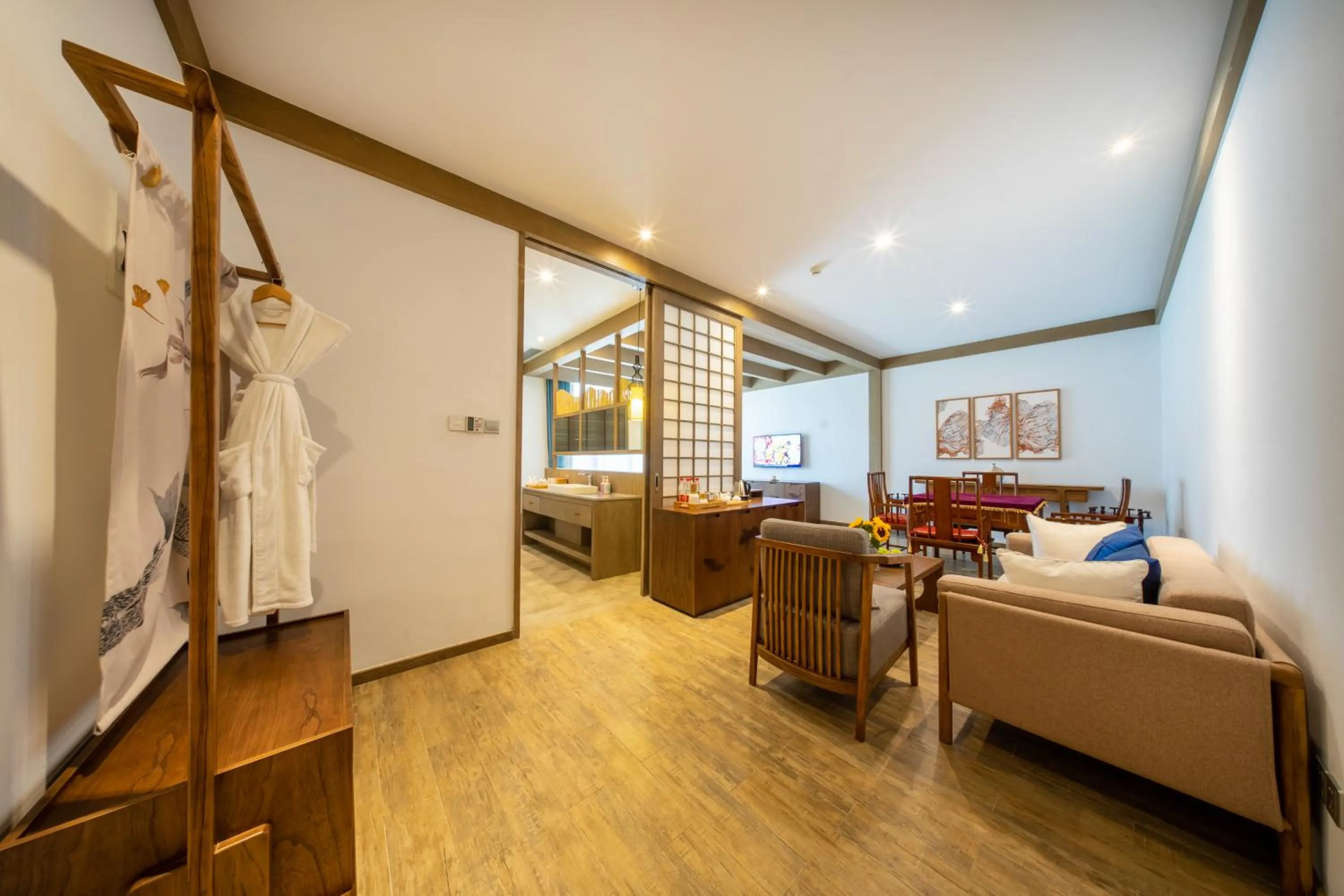 Blossom Hill Yuejingzhuang Hotel