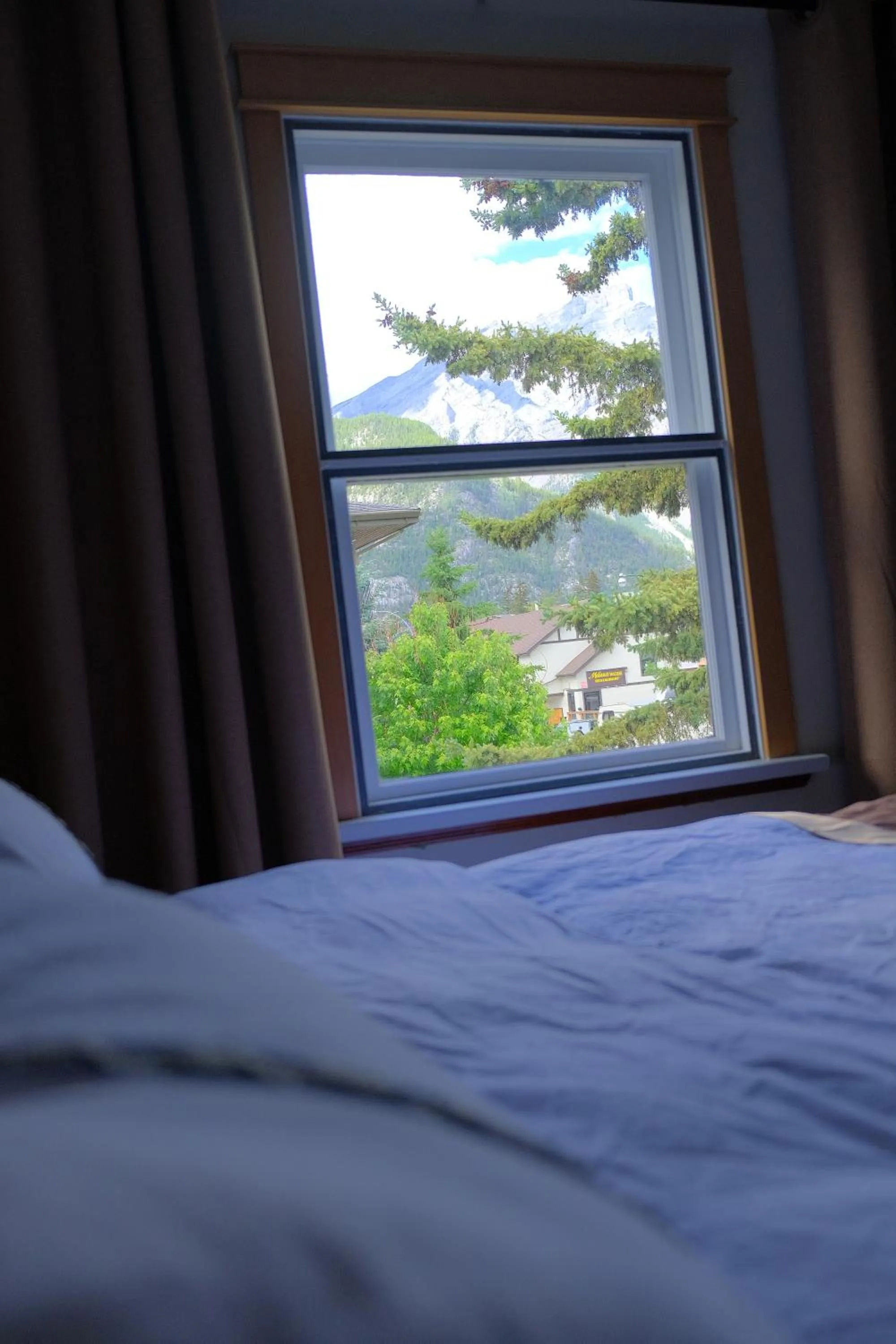 Mountain view, Bed in Riverfront Estate Bed&Breakfast Banff