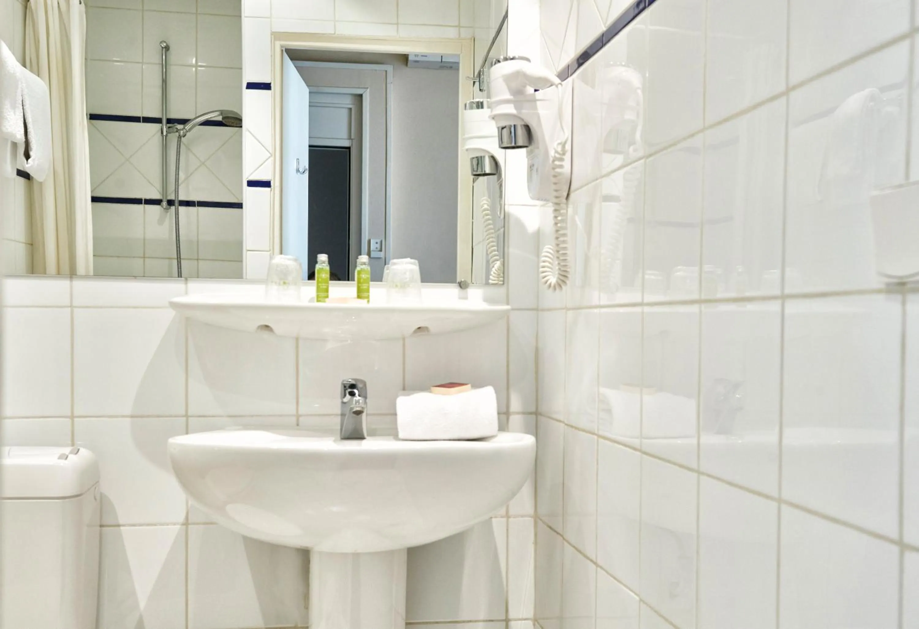 Bathroom in Hôtel du Nord