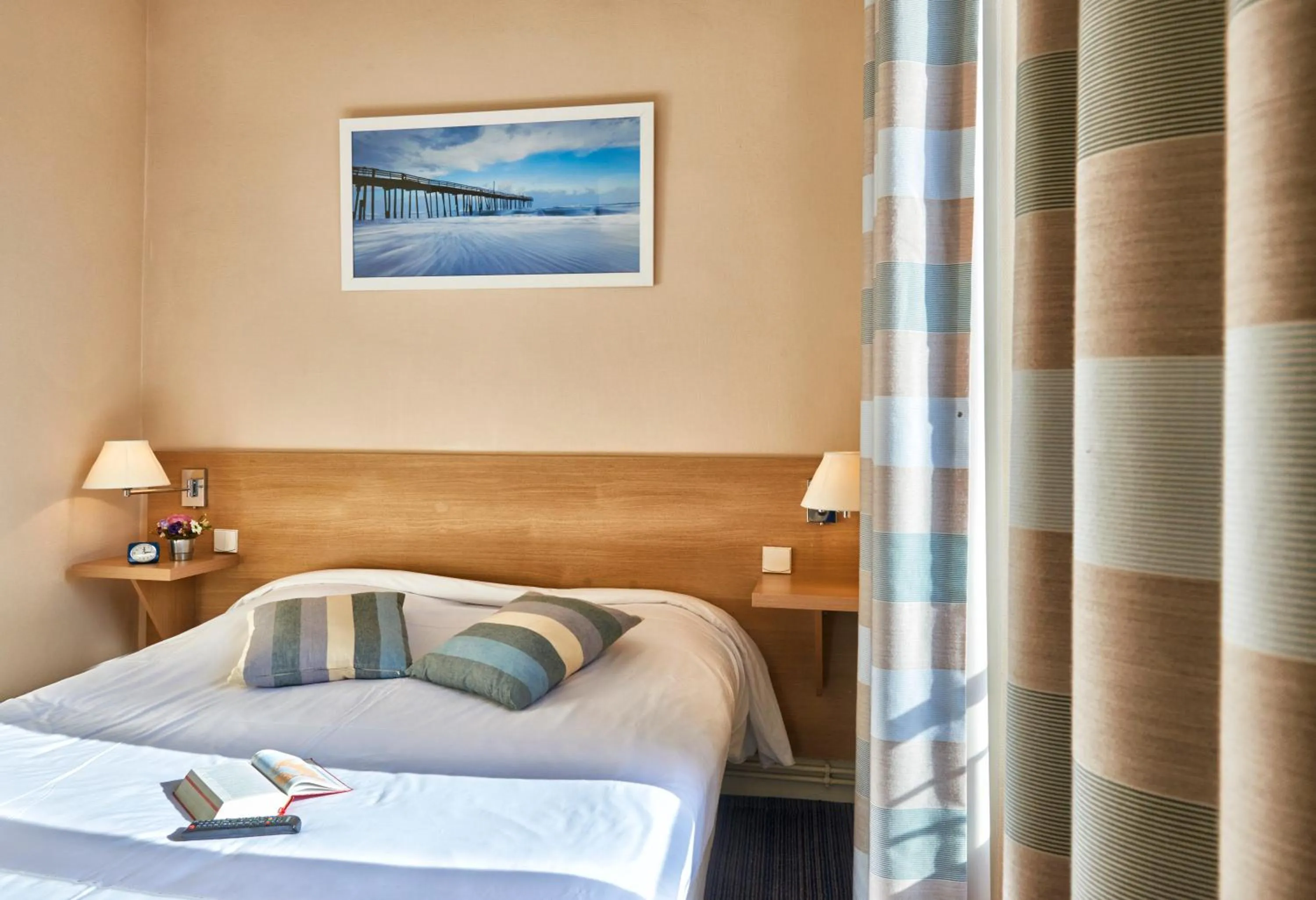 Photo of the whole room, Bed in Hôtel du Nord