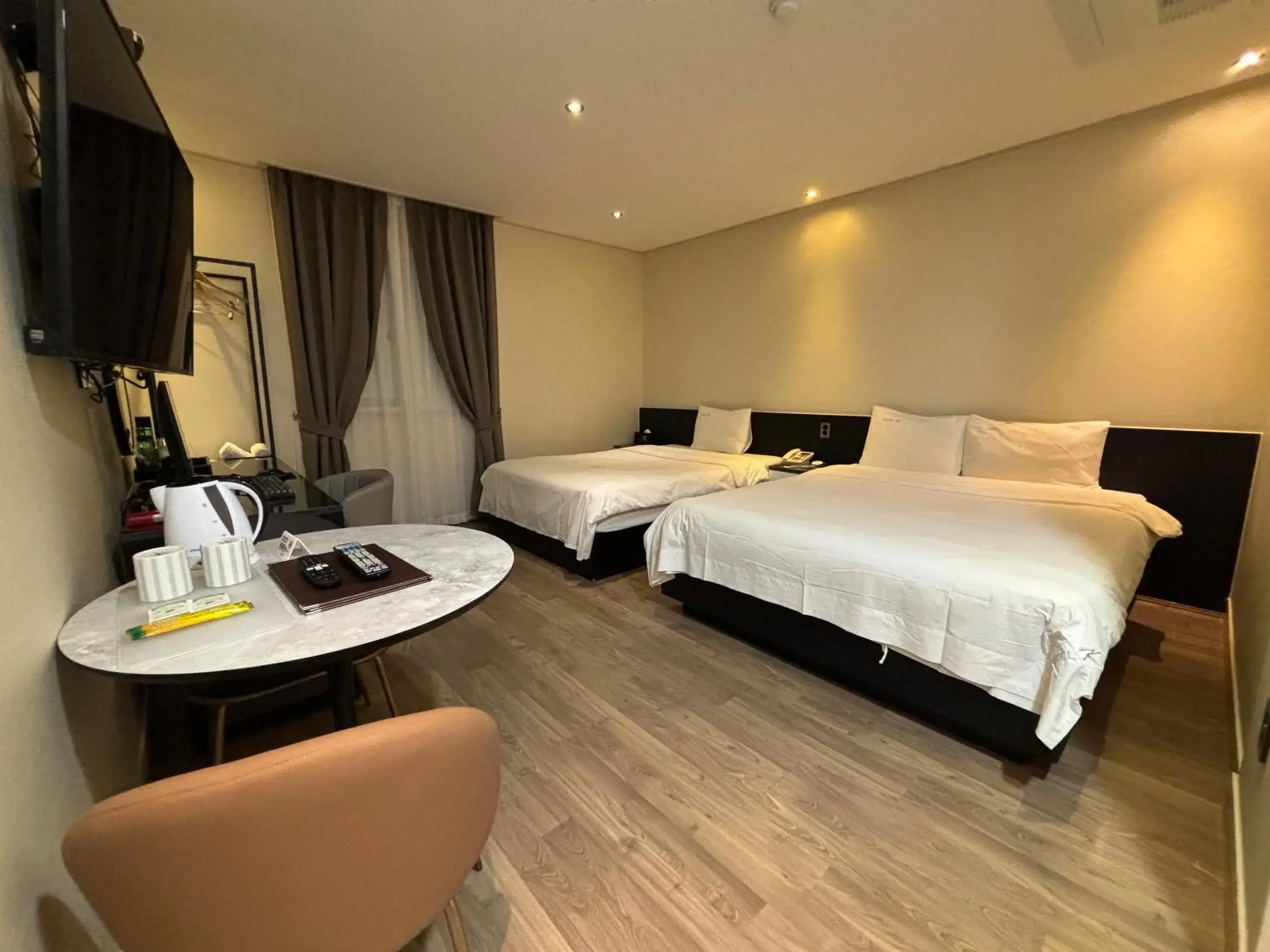 Deluxe Double Room with Two Double Beds in Cheonan K Hotel Deluxe Double Room with Two Double Beds in Cheonan K Hotel