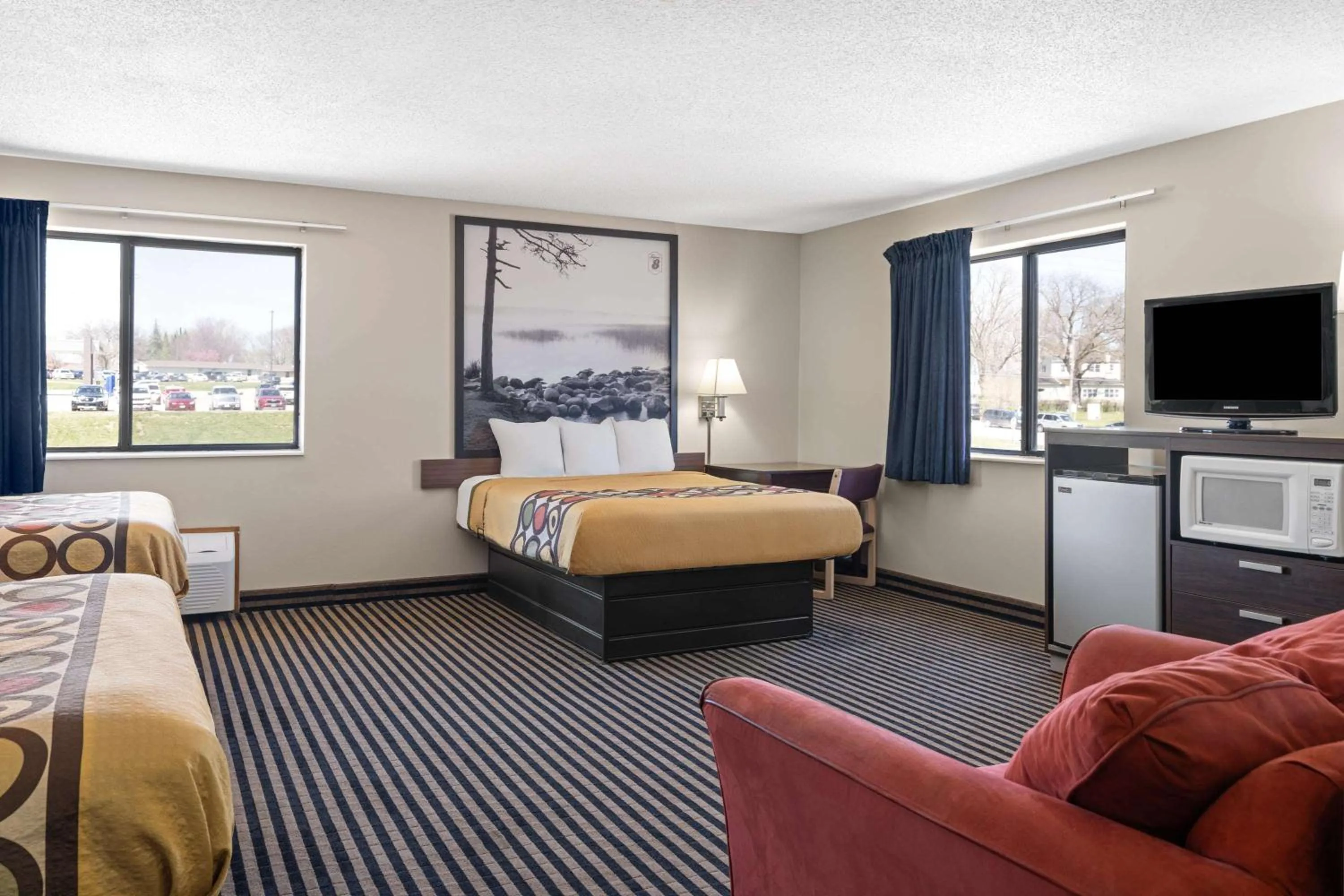 Photo of the whole room, Bed in Super 8 by Wyndham Humboldt