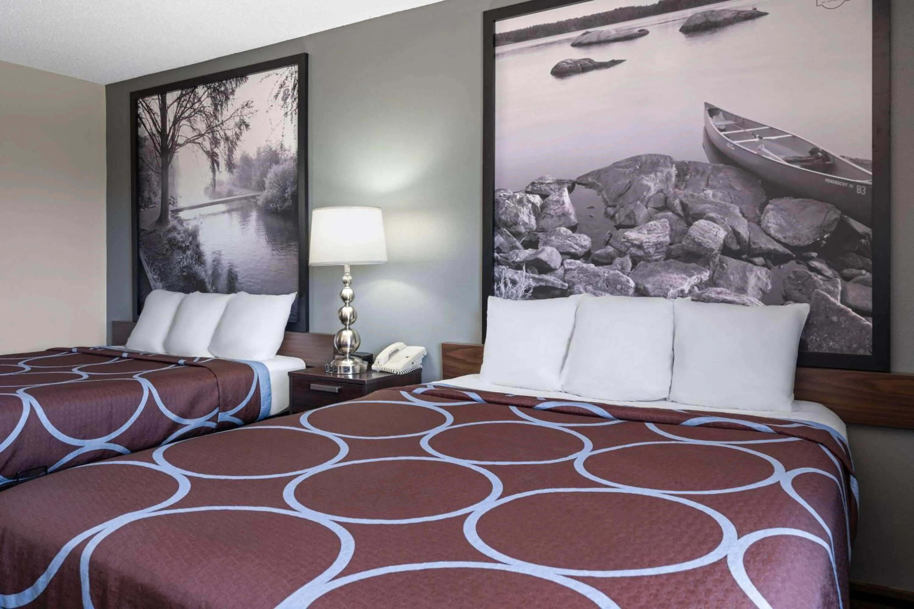 Photo of the whole room, Bed in Super 8 by Wyndham Humboldt