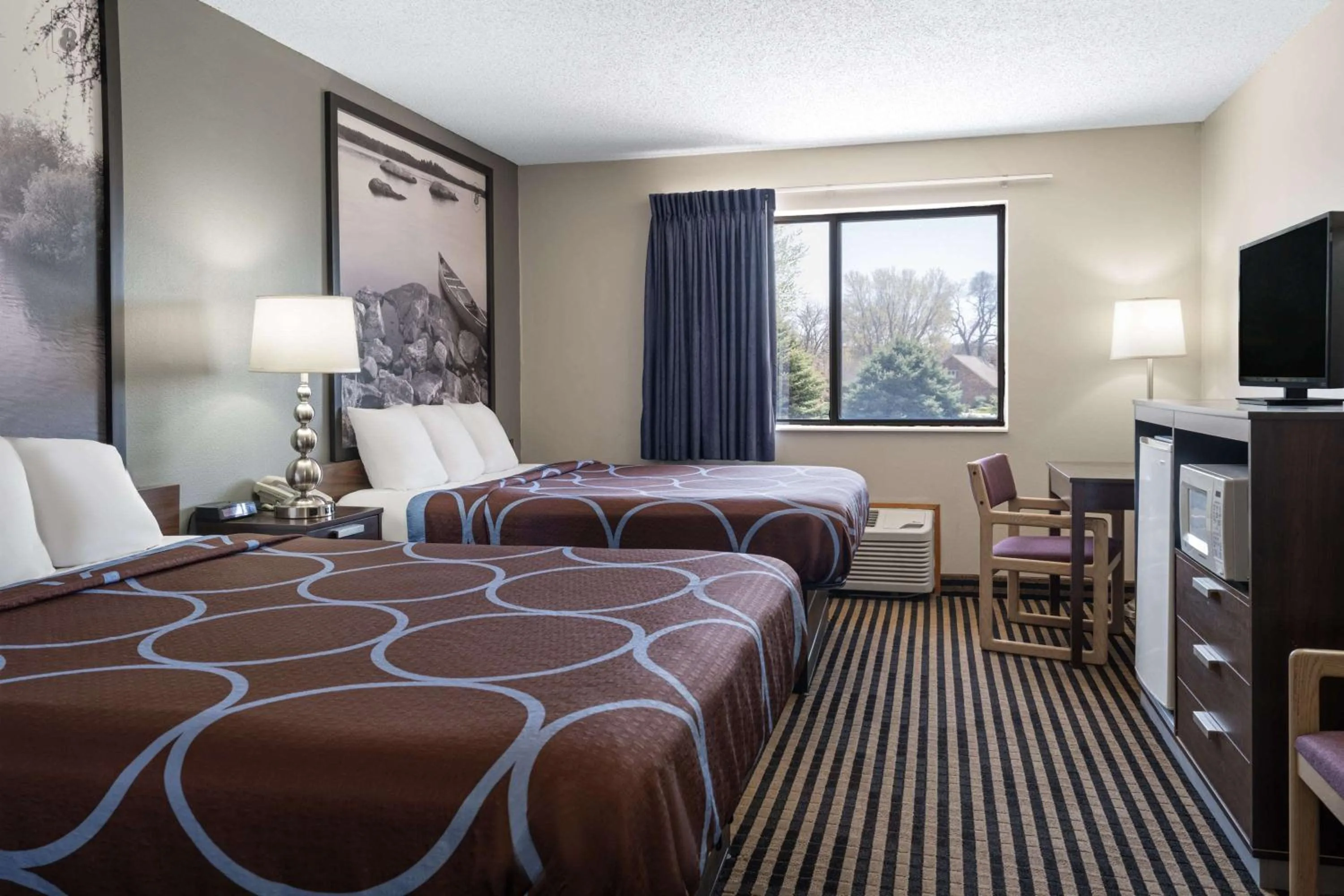 Photo of the whole room, Bed in Super 8 by Wyndham Humboldt