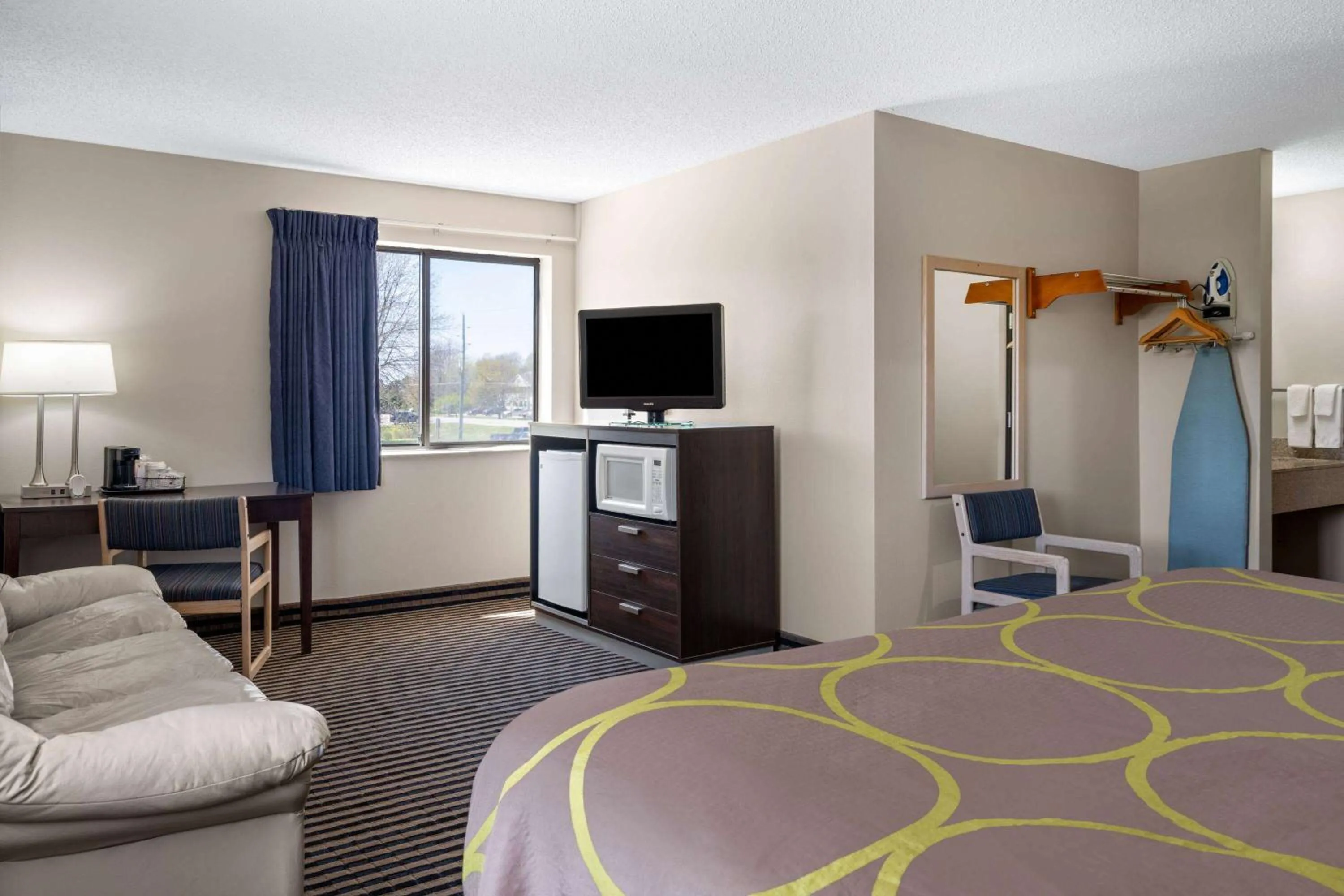 Photo of the whole room, Bed in Super 8 by Wyndham Humboldt