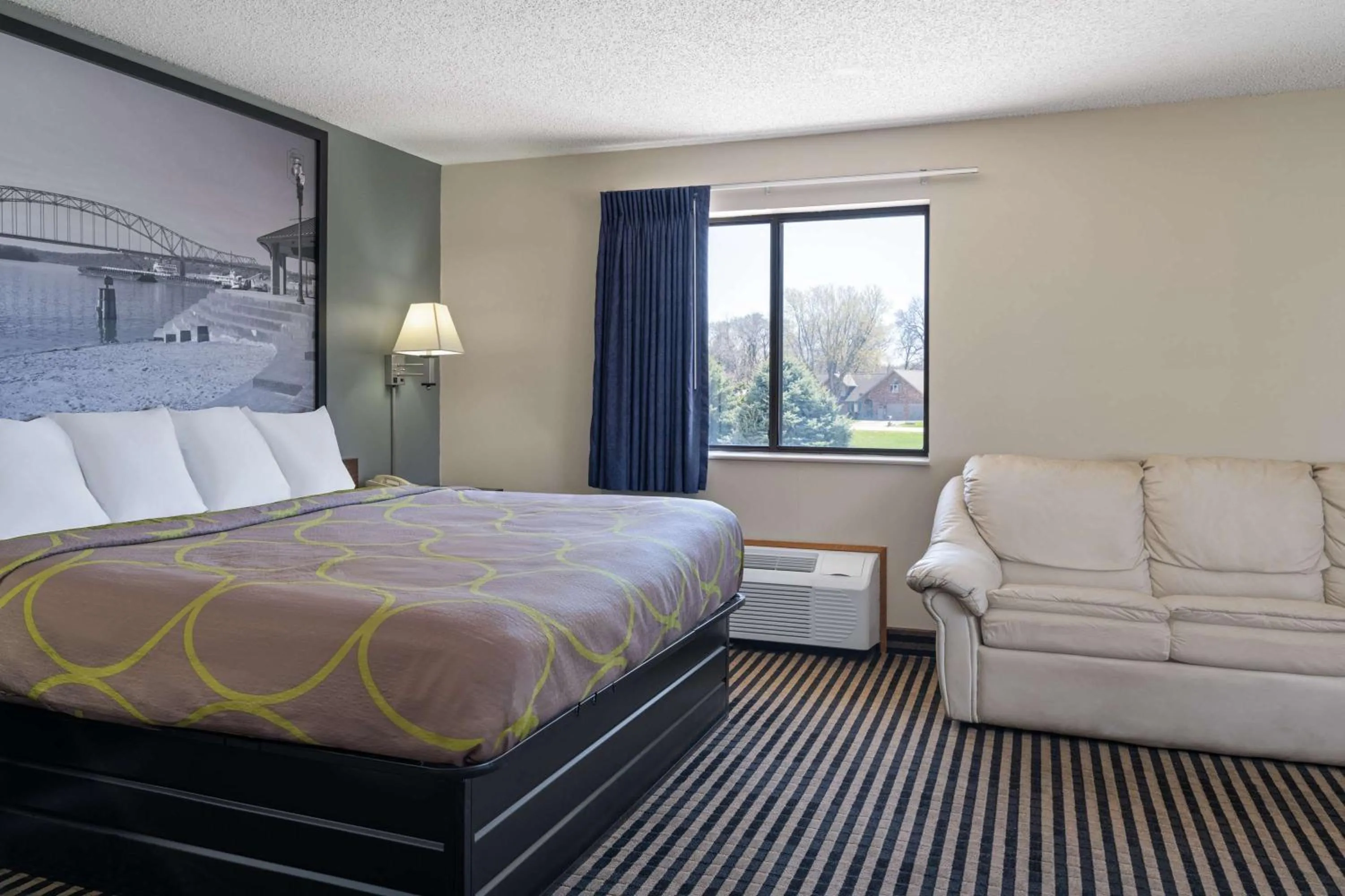 Photo of the whole room, Bed in Super 8 by Wyndham Humboldt